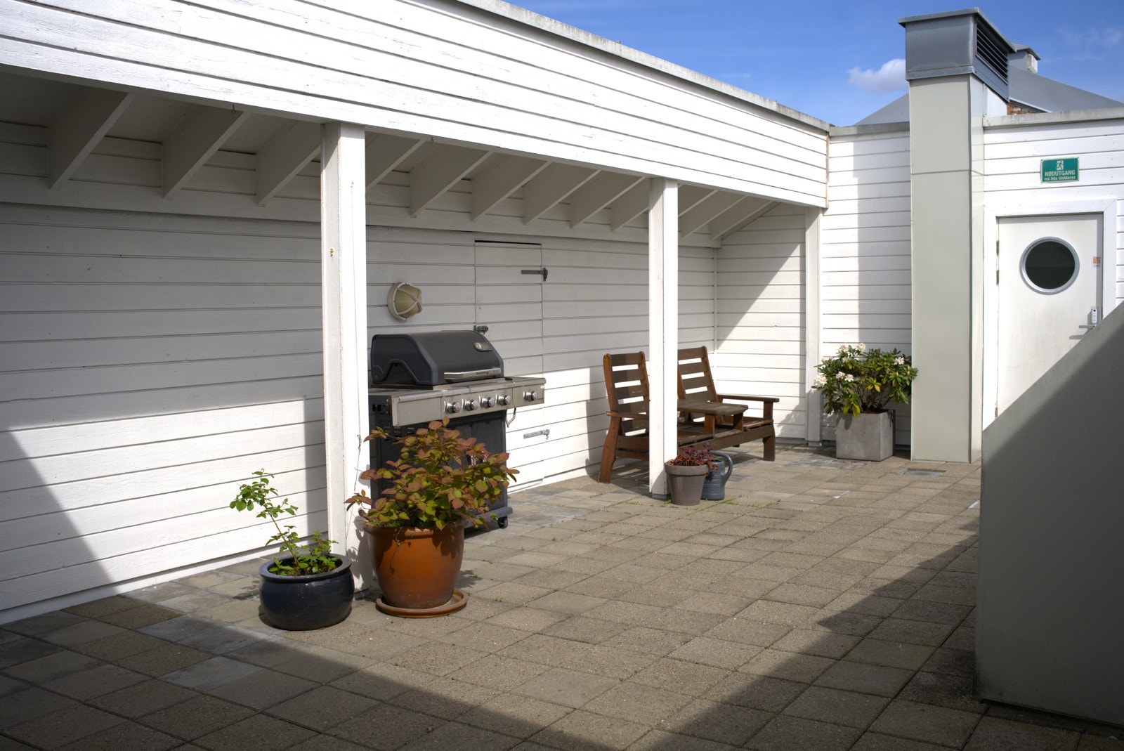 Den solrike, felles takterrassen er av god størrelse og innredet med flere sittegrupper og grill. Galleribilde