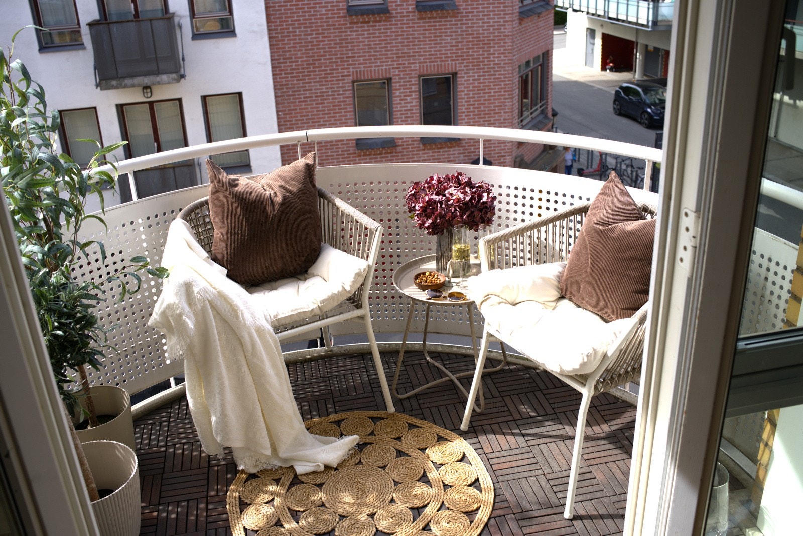 Jokeren er den vestvendte balkongen med utgang fra stuen, i tillegg til at man har tilgang både til hyggelig felles takterrasse samt en pent opparbeidet bakgård med flere sittegrupper. Galleribilde