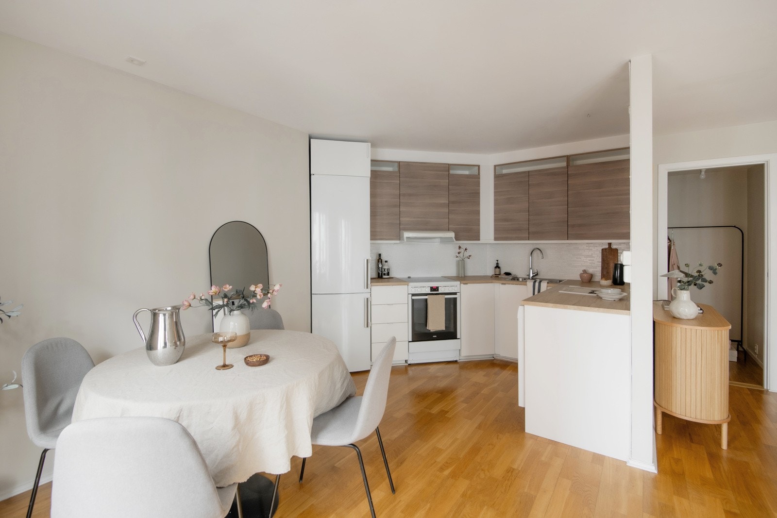 Her er det god plass til en større sittegruppe hvor både venner og familie kan samles til hyggelige lag, Galleribilde