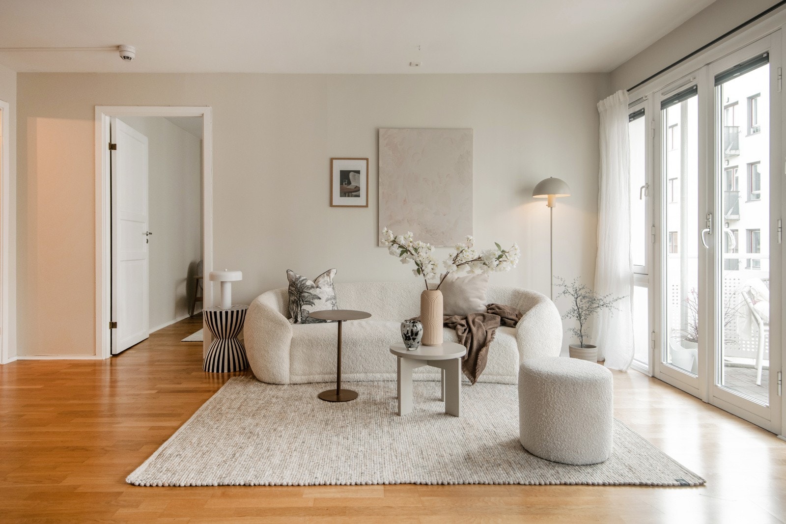 Her er det god plass til en større sofagruppe med tilhørende mediebenk. Galleribilde