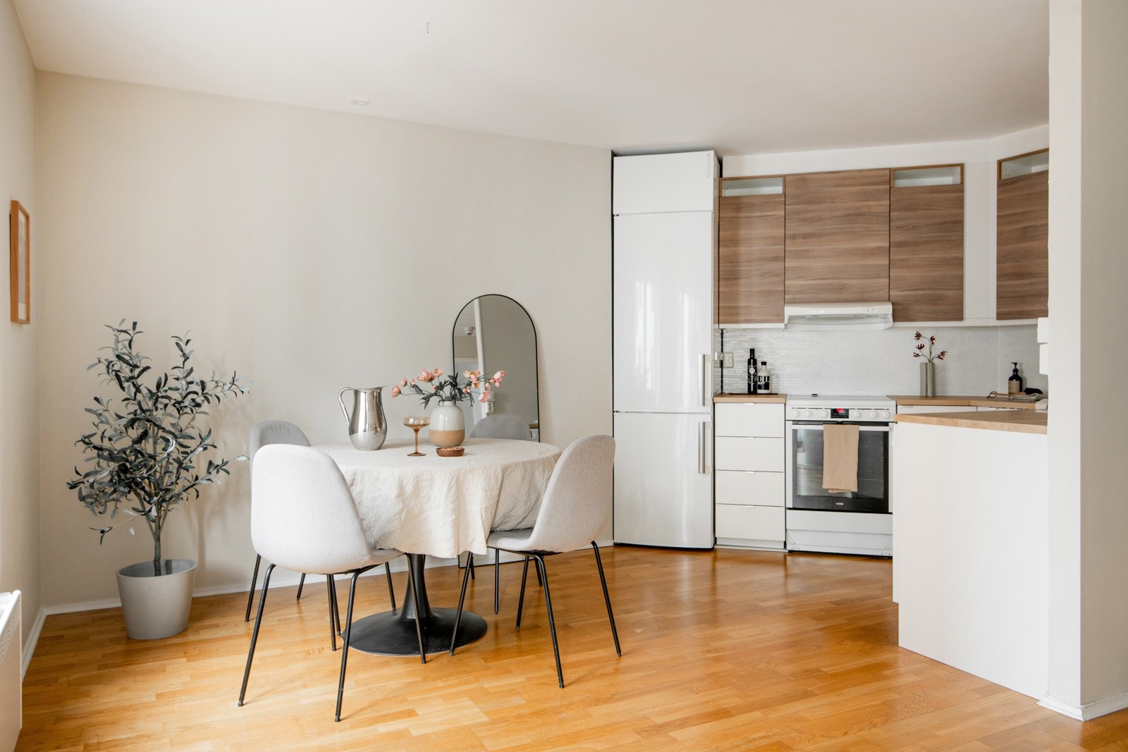 Spisestuen finner sin naturlige plass foran kjøkkenet Galleribilde