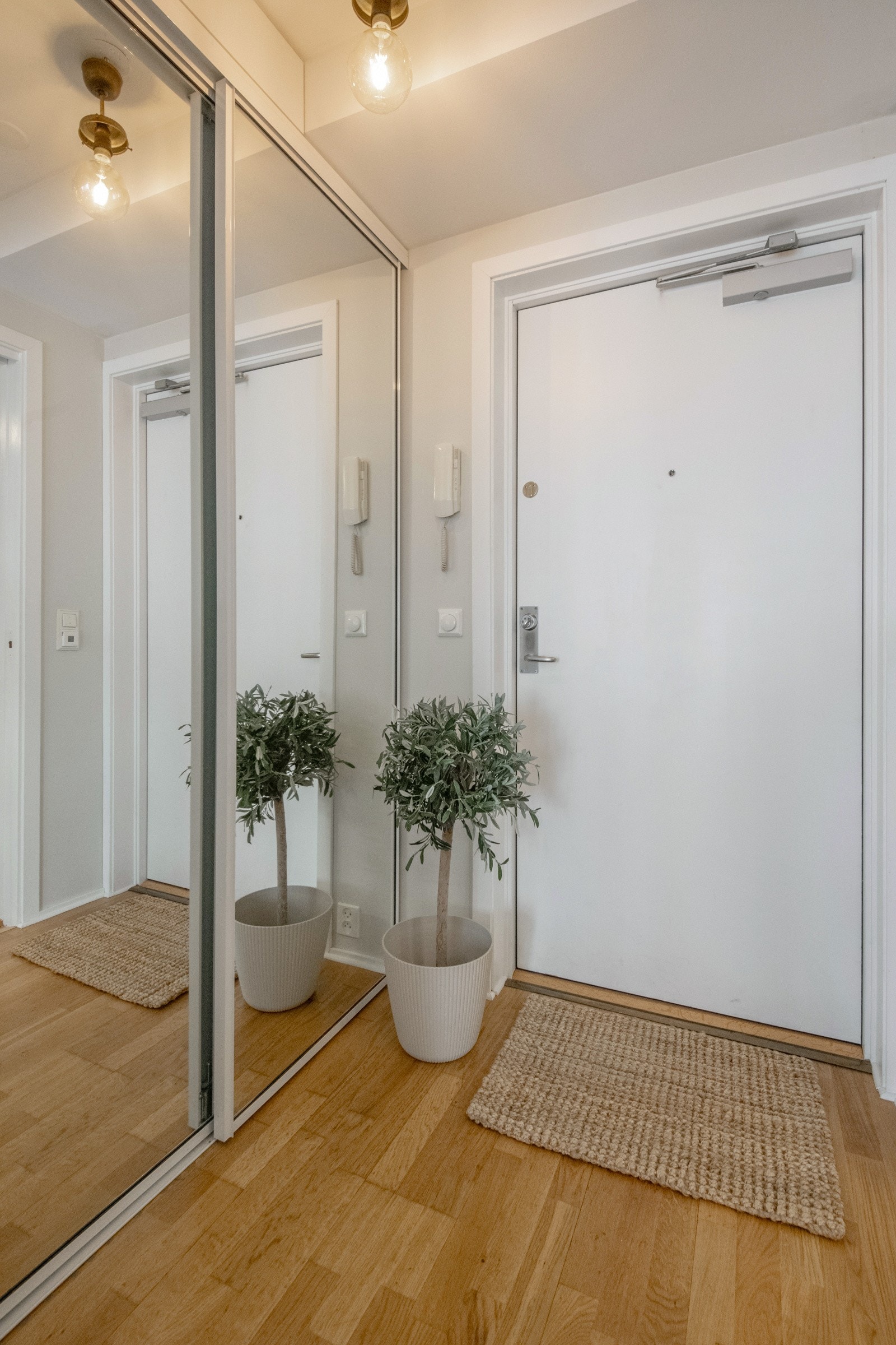 Med heisadkomst fra bakkeplan er ditt første møte med denne hyggelige leiligheten er den flislagte entréen. Her er det rikelig med plass til å henge av seg yttertøyet den romslige skyvedørsgarderoben med speil. Galleribilde