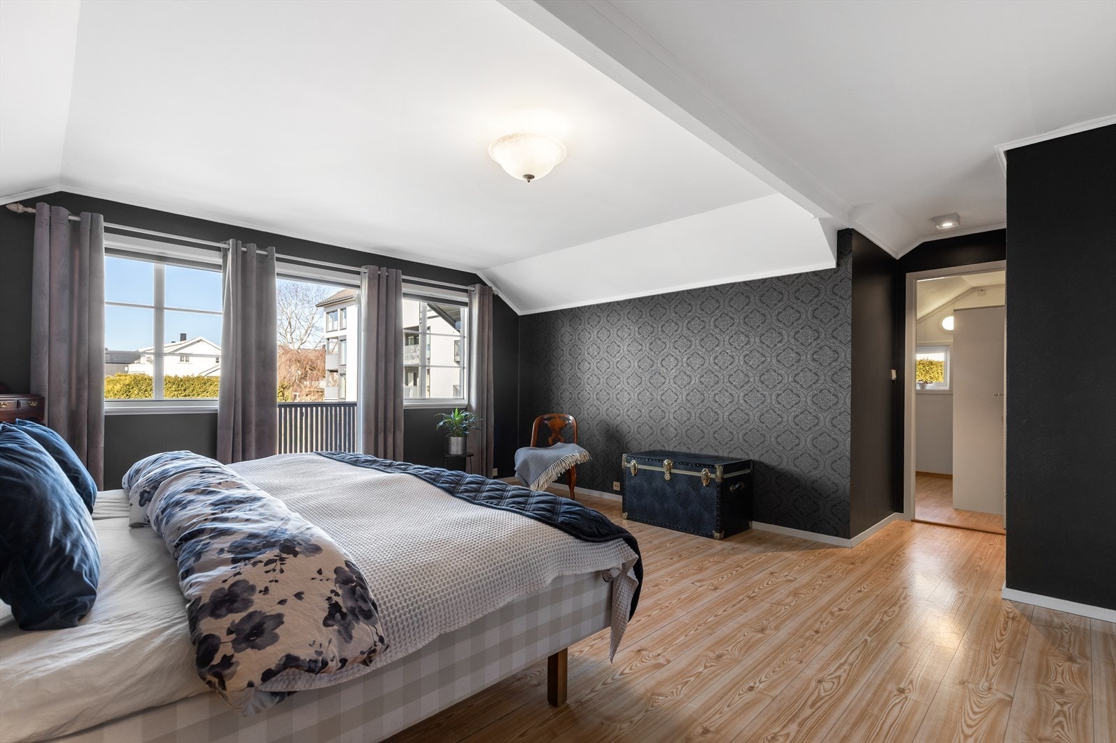 Soverommet har godt med lysinnslipp og direkte tilgang til walk-in garderobe og bad. Galleribilde