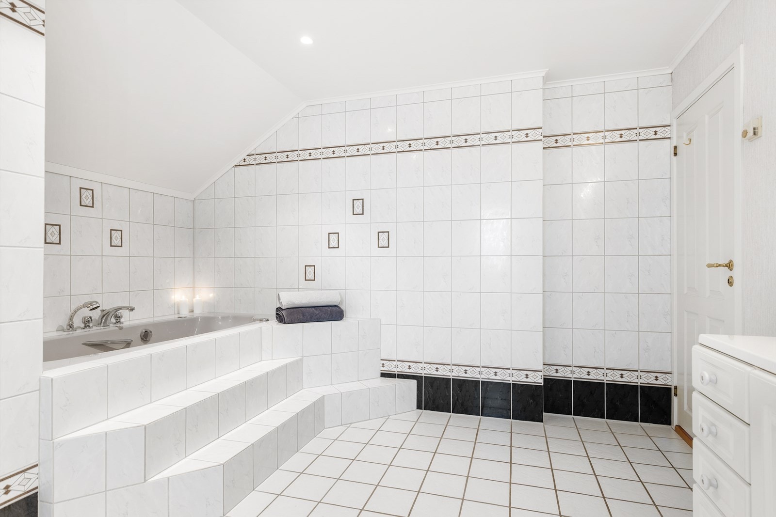 Tilgang til separat toalettrom og innmurt boblebad. Galleribilde