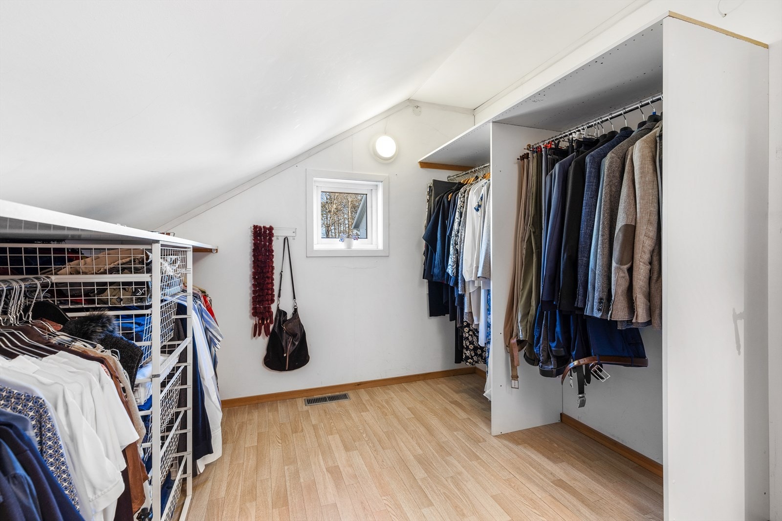 Walk-in garderobe. Galleribilde