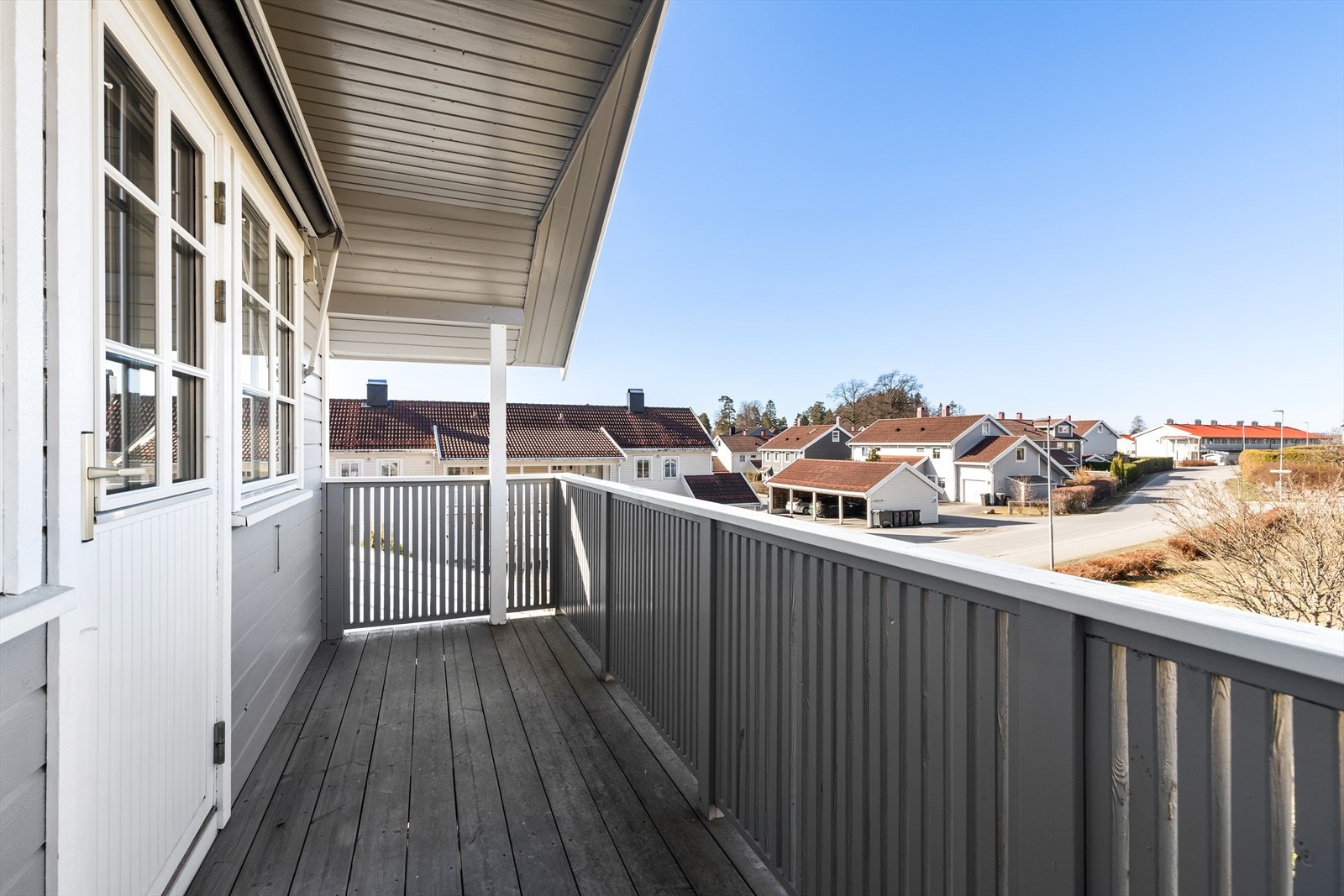 Flott balkong med utsyn over nærområdet. Galleribilde