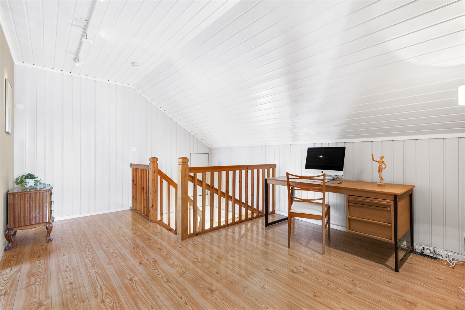 Trapperom/loftstue med hjemmekontorløsning. Galleribilde