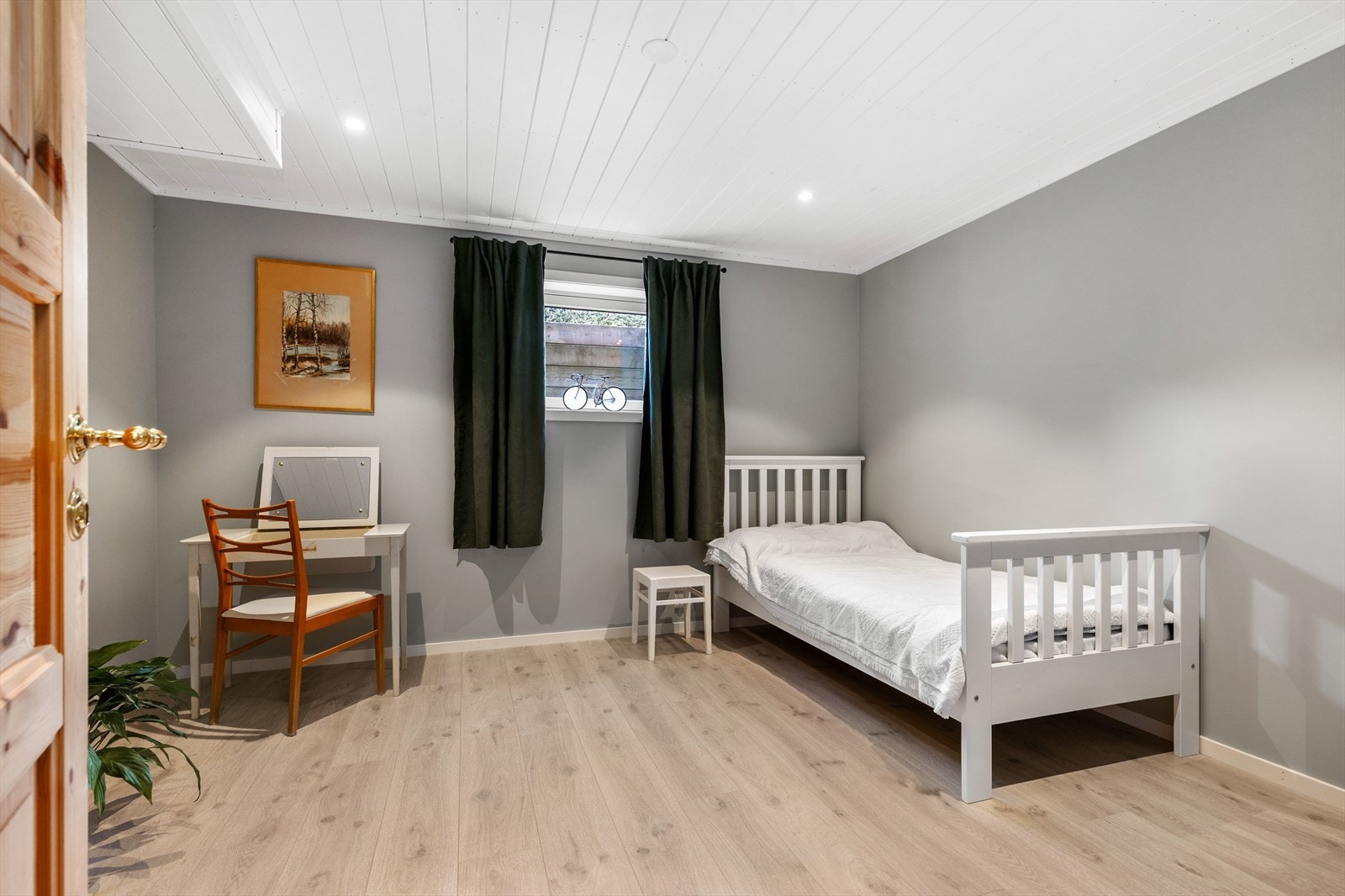 Soverom II framstår som lyst og med fin vindusflate og downlights i tak. Varmefolie i gulv. Galleribilde