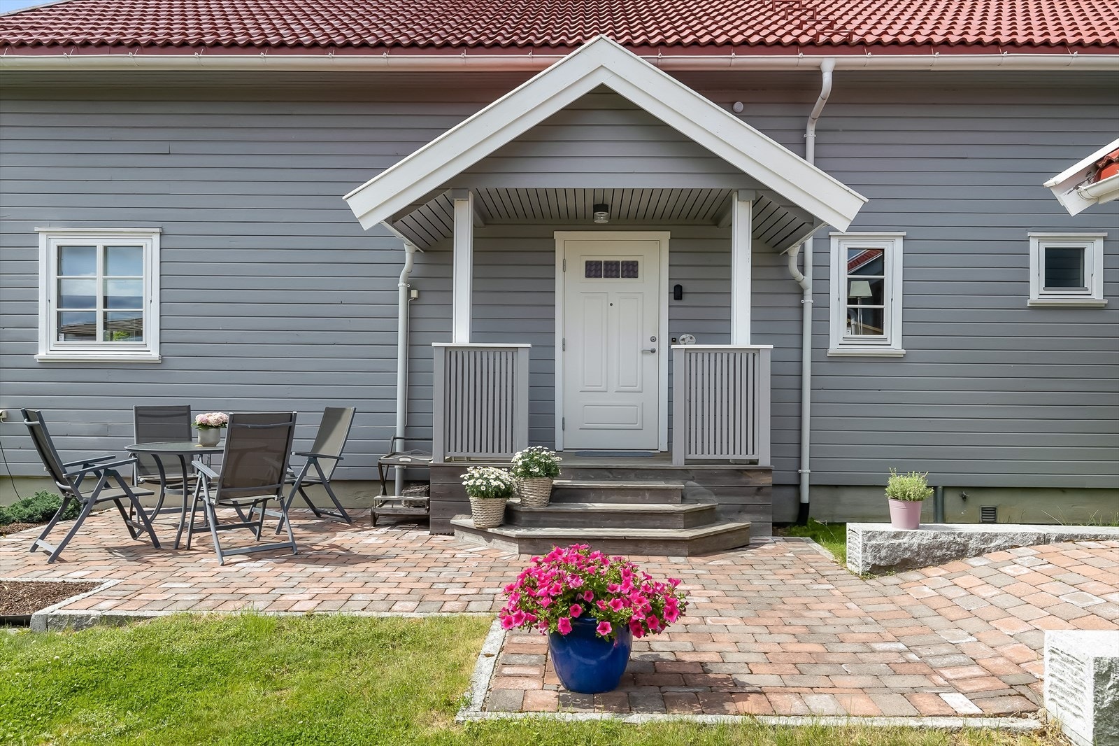 Pent opparbeidet inngangsparti som er steinbelagte med plass til sittegruppe og beplantning. Varmekabler i brostein. Galleribilde