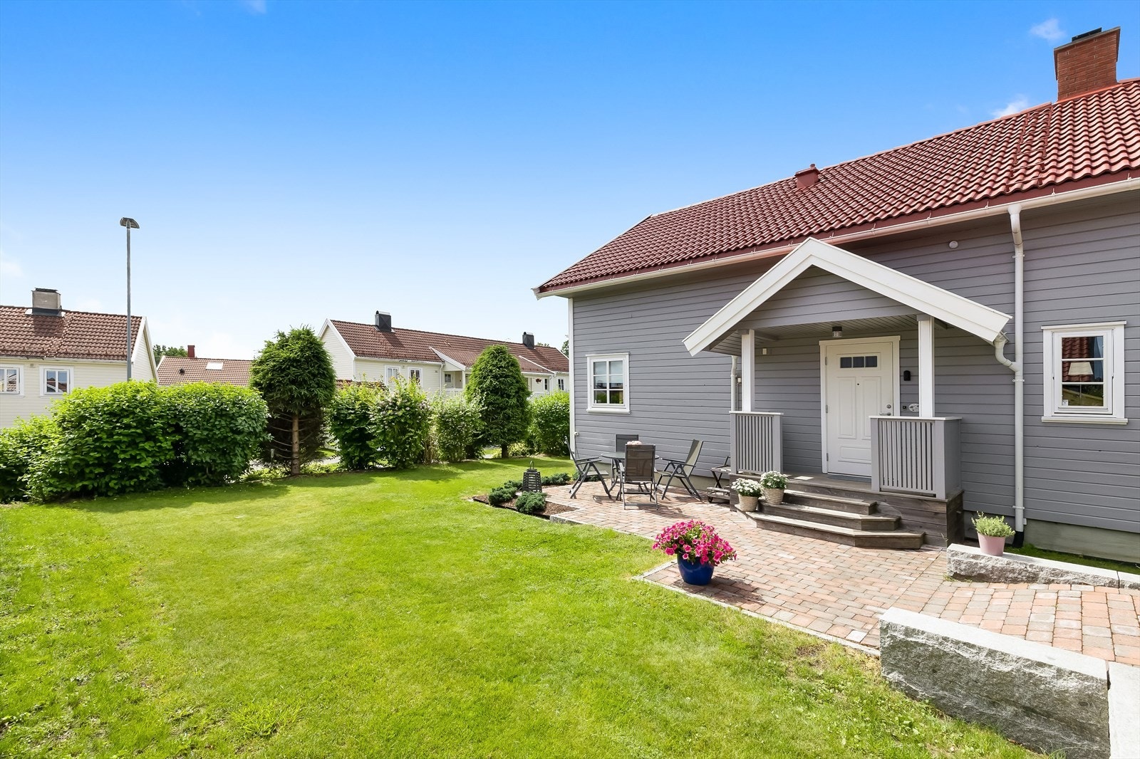 Inngangsparti og hage. Galleribilde