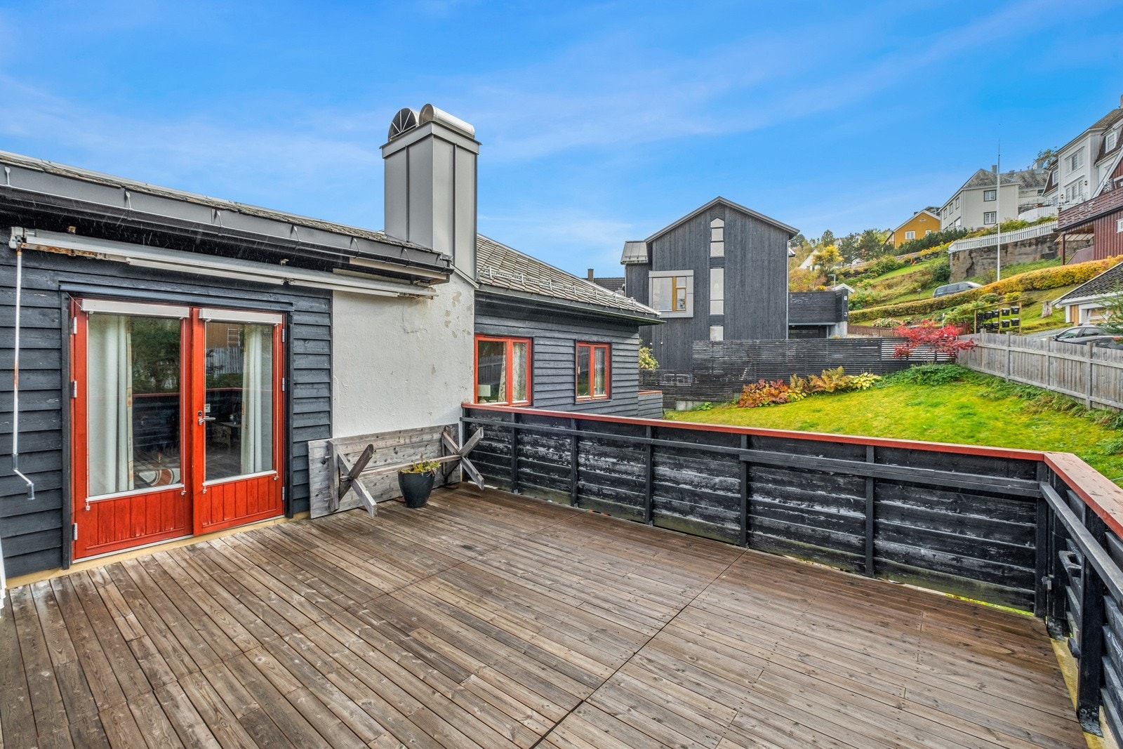 Verandaen er stor med gode solforhold og fantastisk utsikt. Galleribilde