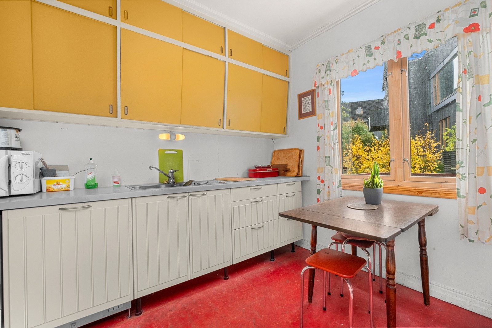 På kjøkkenet er det plass til en koselig spisegruppe. Galleribilde