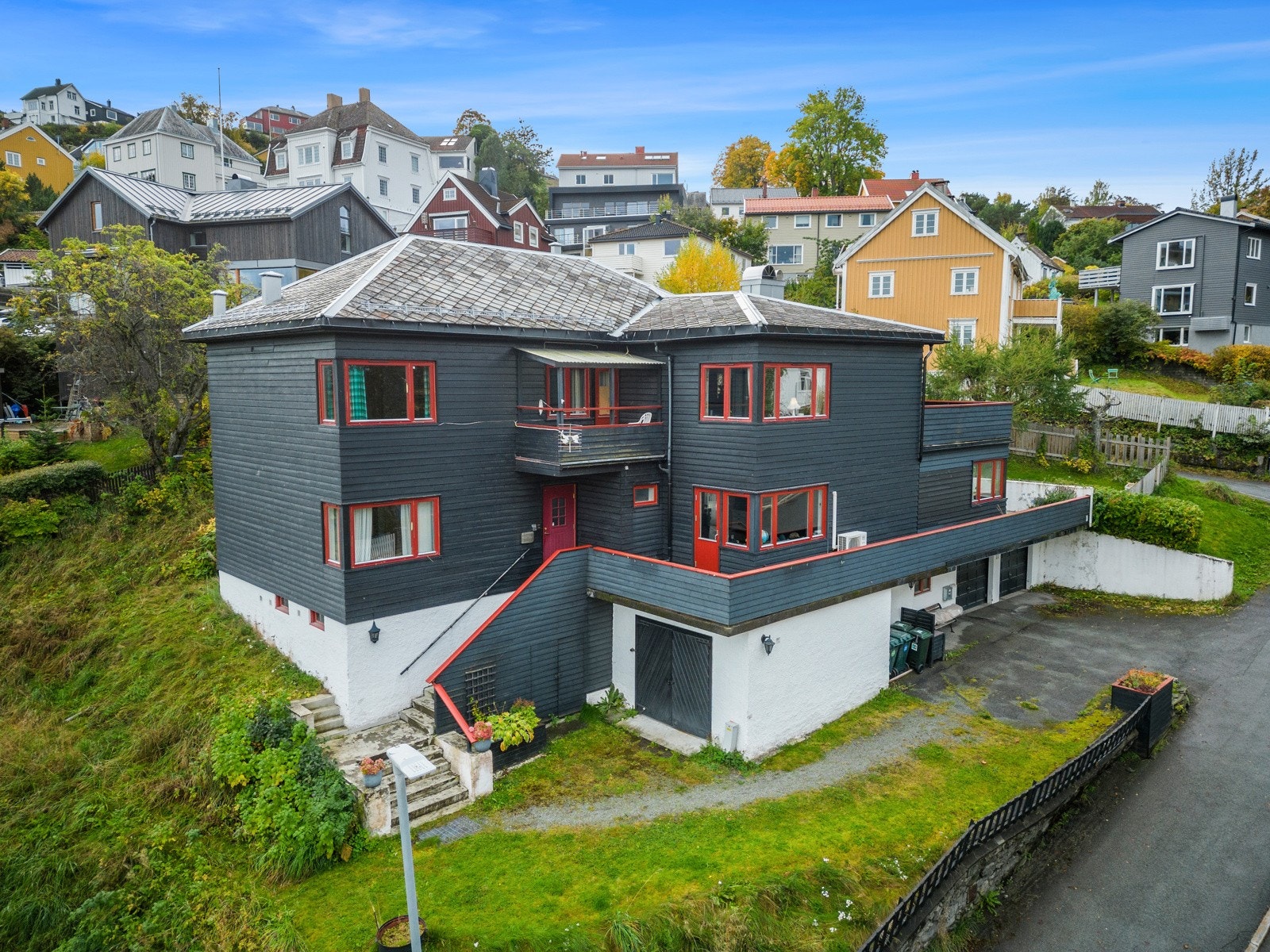 Nå har du muligheten til å sikre deg en del av denne innholdsrike tomannsboligen med perfekt beliggenhet og et stort potensial. Galleribilde