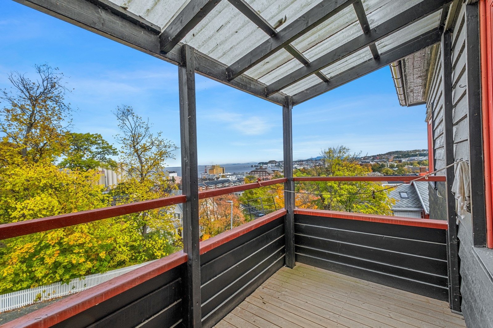 Balkong med tak ved inngangspartiet. Galleribilde
