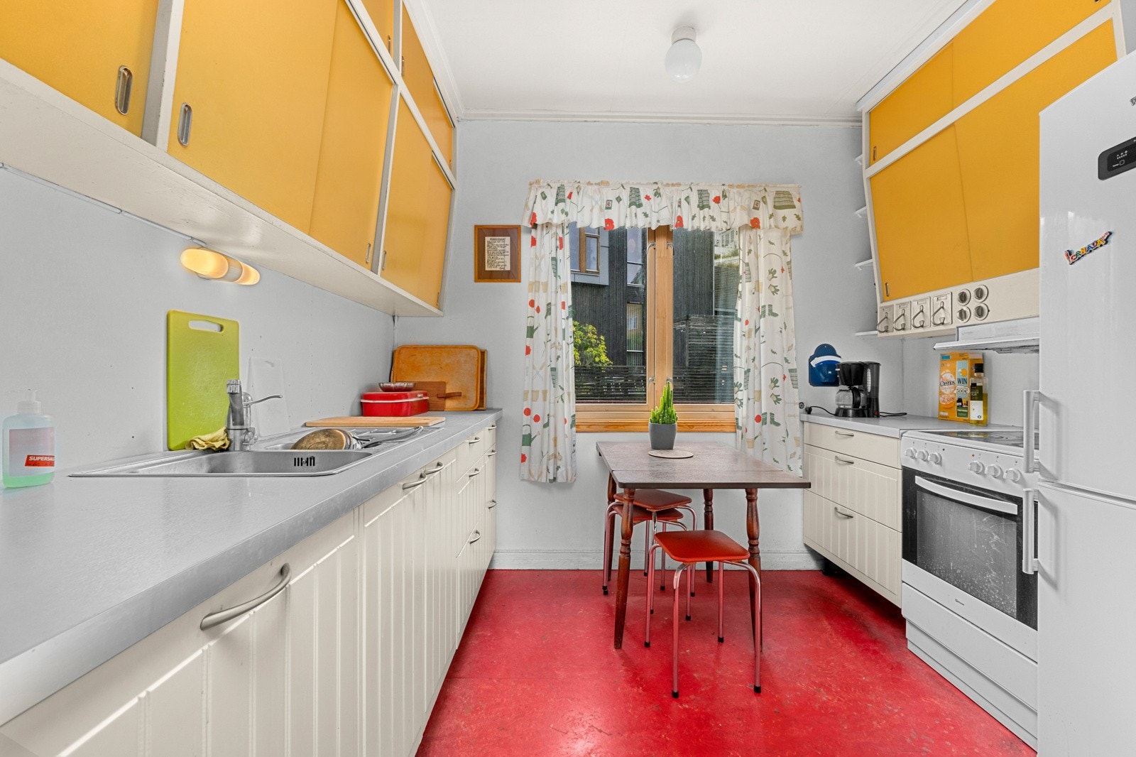 Sjarmerende kjøkken med deler av innredning fra 2008. Galleribilde