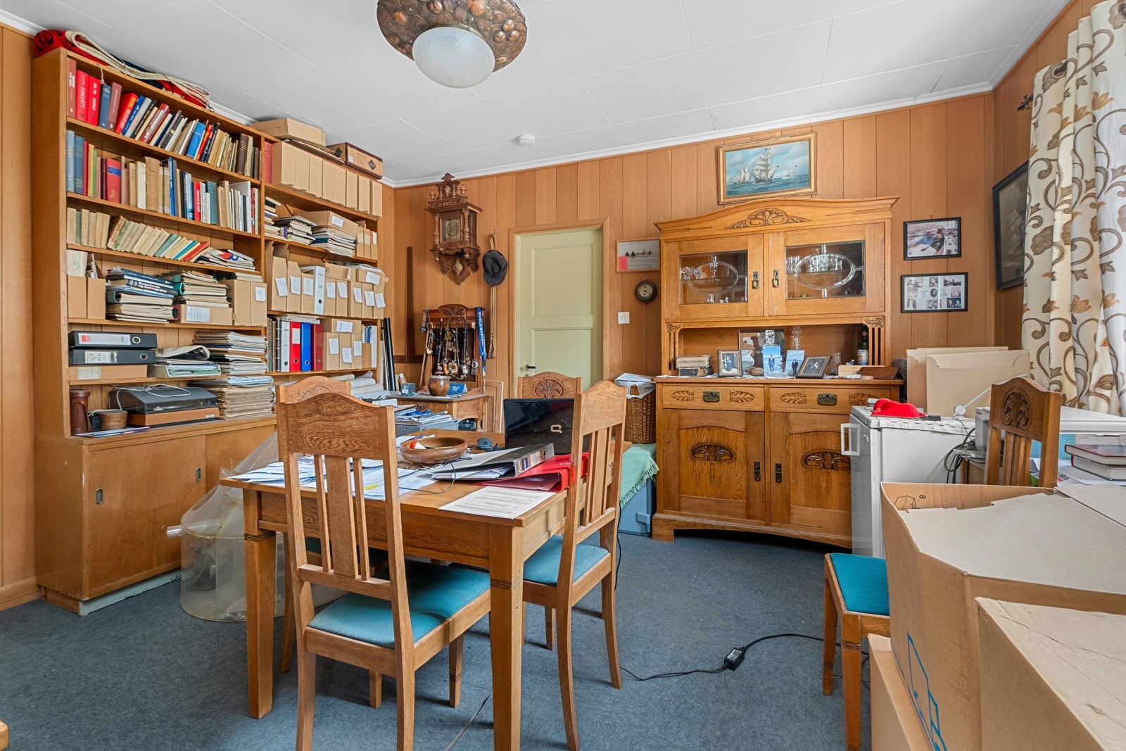 Allsidig rom kan brukes som spisestue eller kontor. Galleribilde