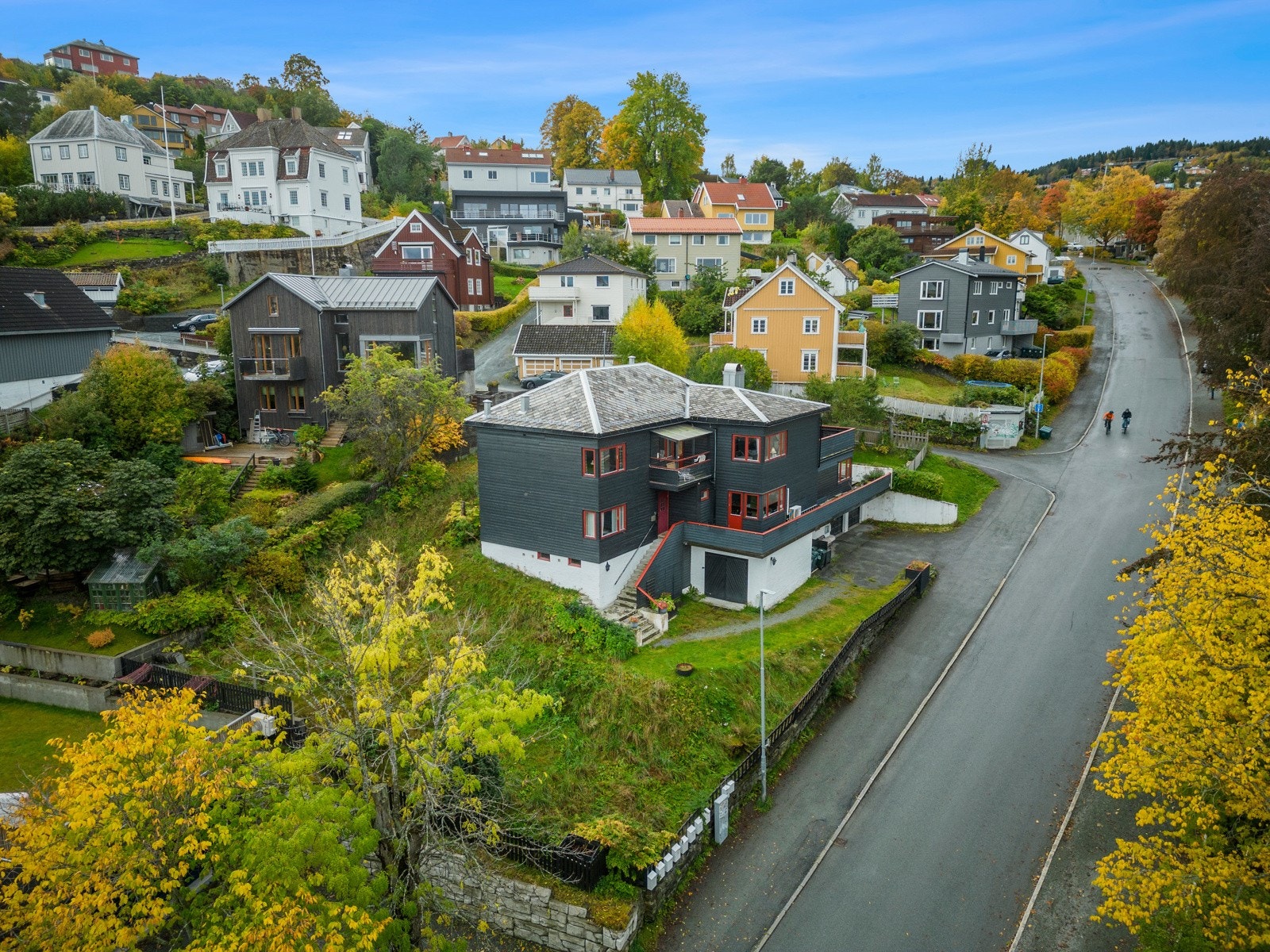 Steinberget er kjent for sin nærhet til både byliv og natur, med flotte turmuligheter i nærområdet og kort vei til fjorden. Galleribilde