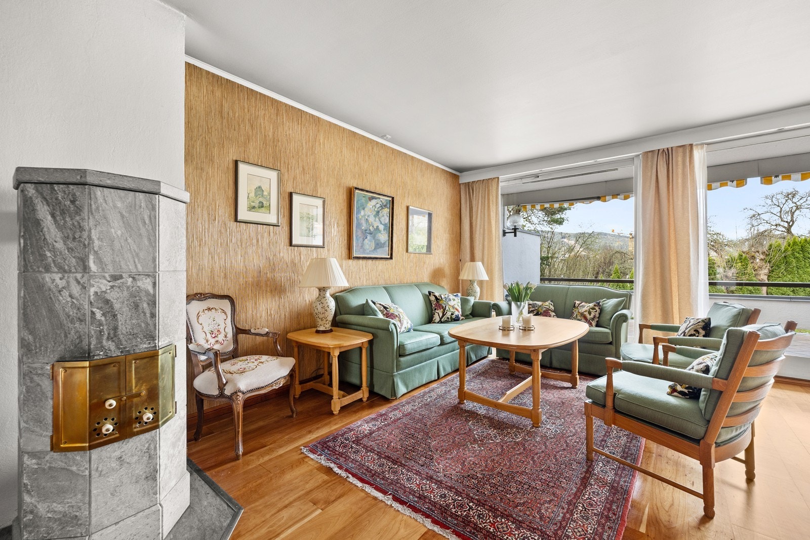 Den klassiske tapeten gir et tøft inntrykk i leiligheten - her er det også utgang til stor terrasse Galleribilde