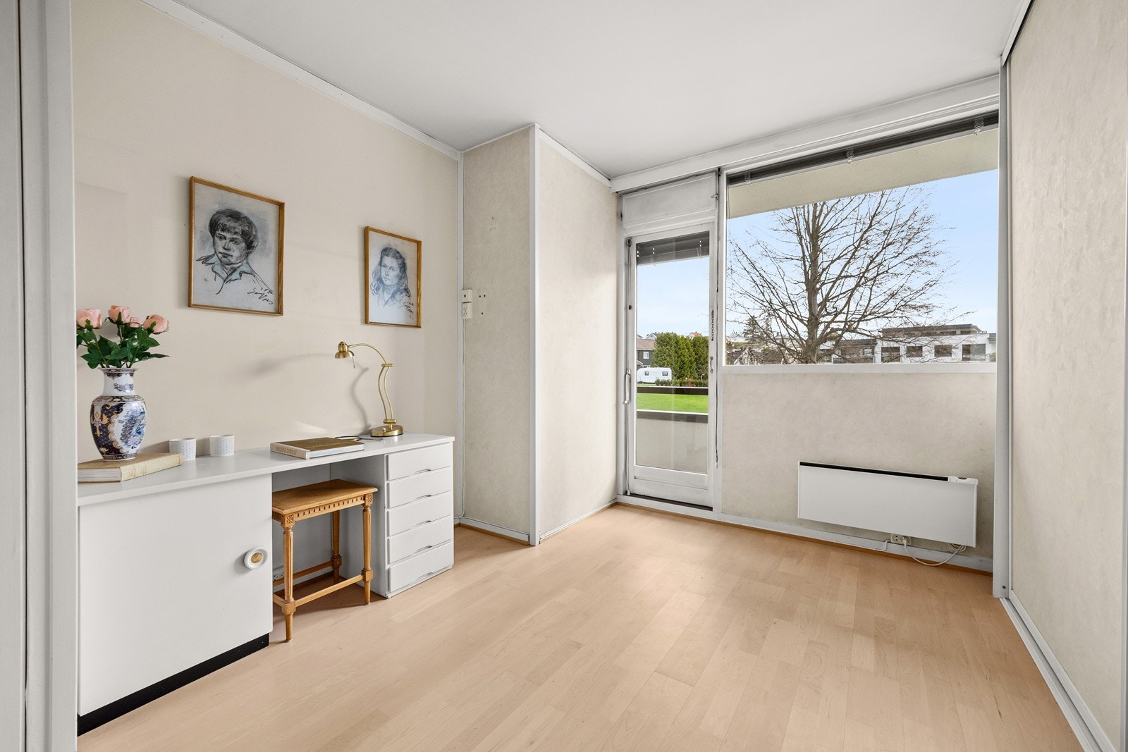 God plass for seng og stort garderobeskap Galleribilde