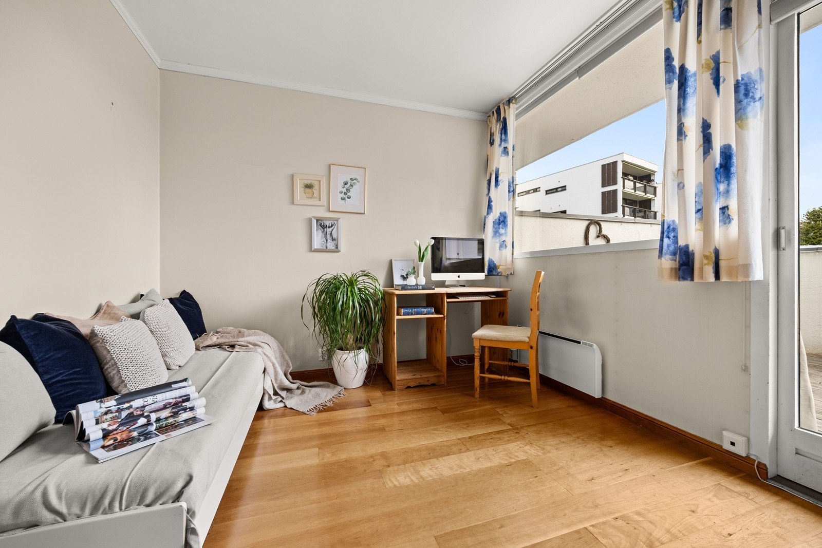 Soverom nr. 2 i 1. etasje har også god plass for seng eller hjemmekontor Galleribilde