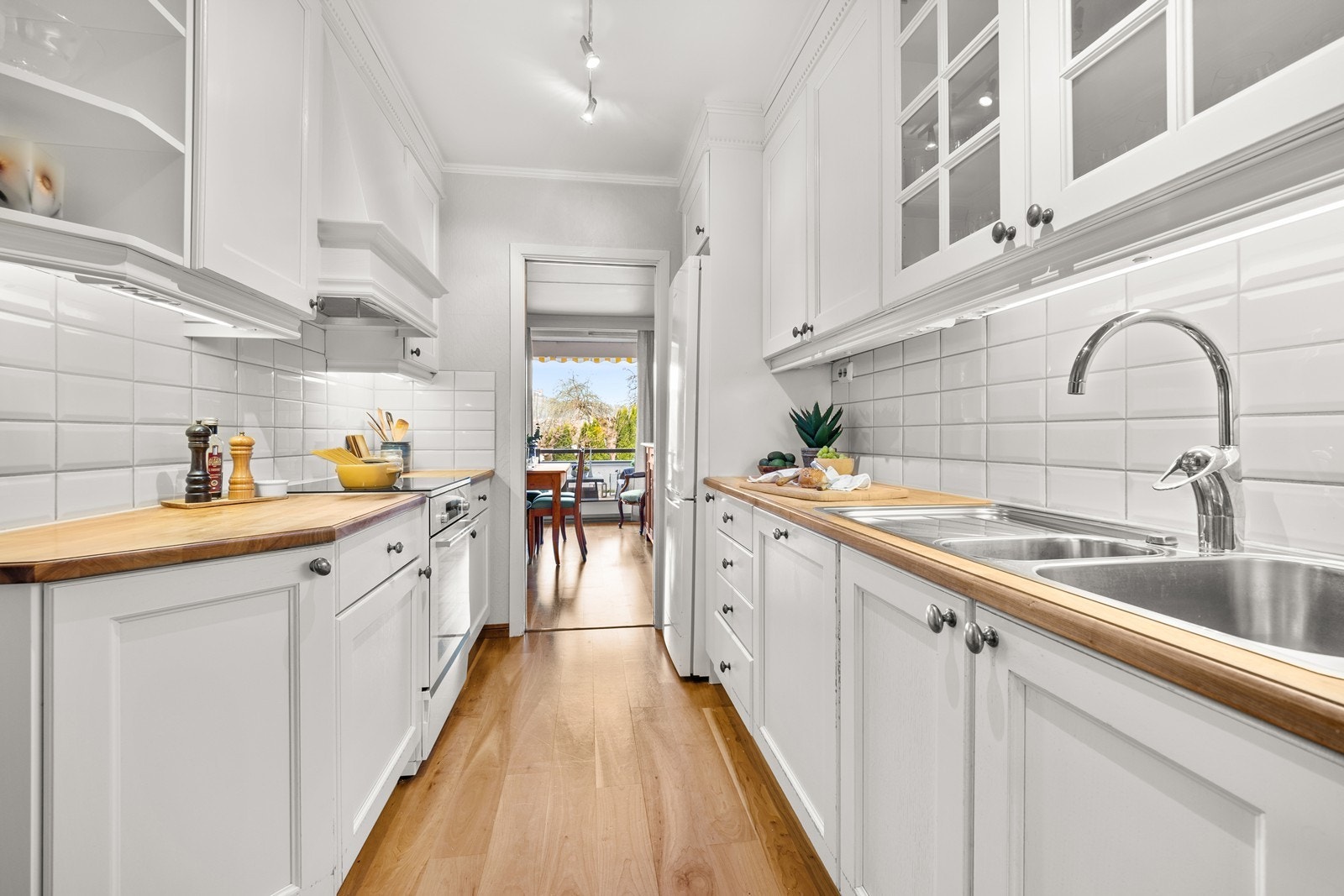 Kjøkkenet er lyst og pent med profilerte fronter og benkeplate av heltre Galleribilde