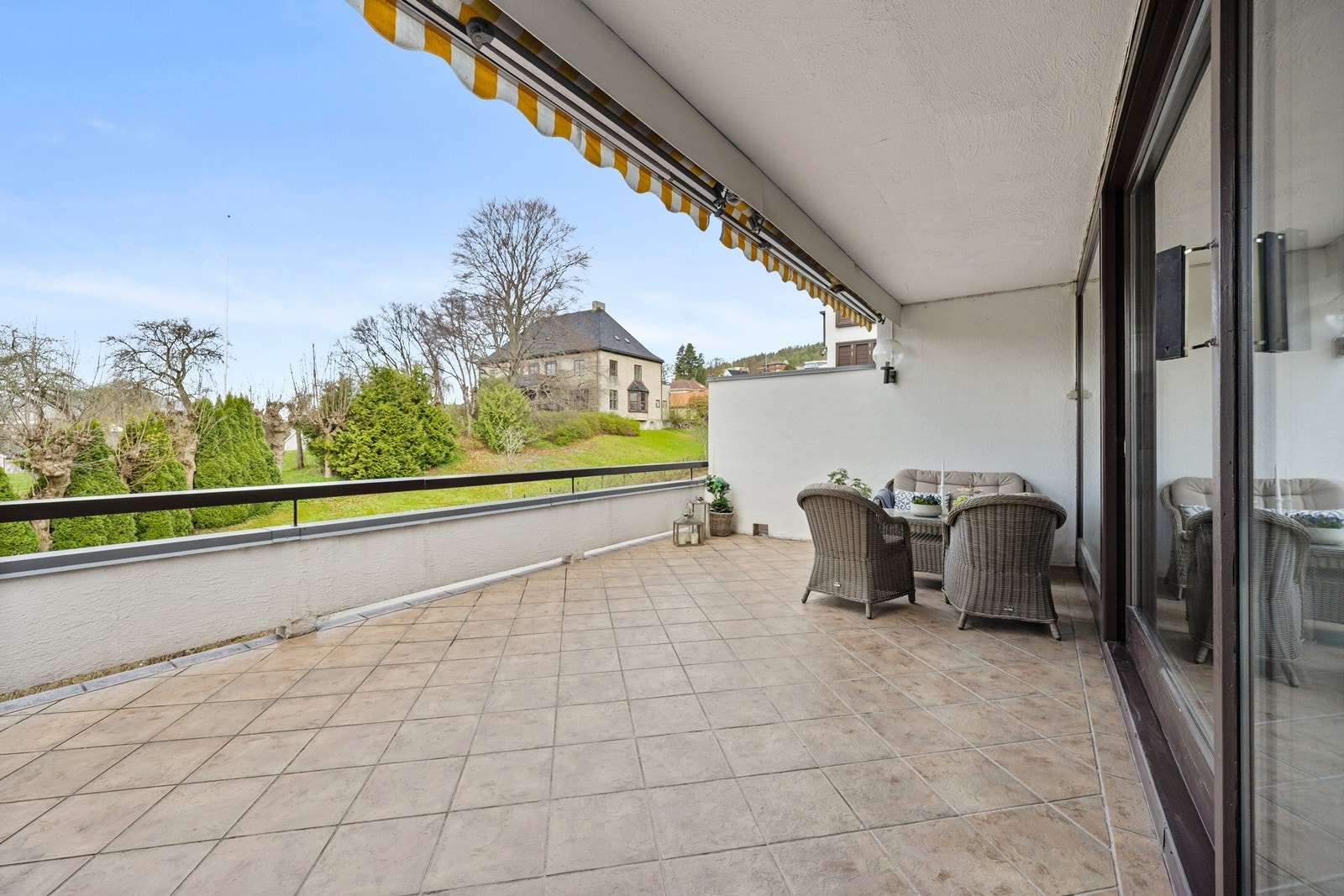 Meget romslig terrasse med flott utsyn utover nærområdet Galleribilde