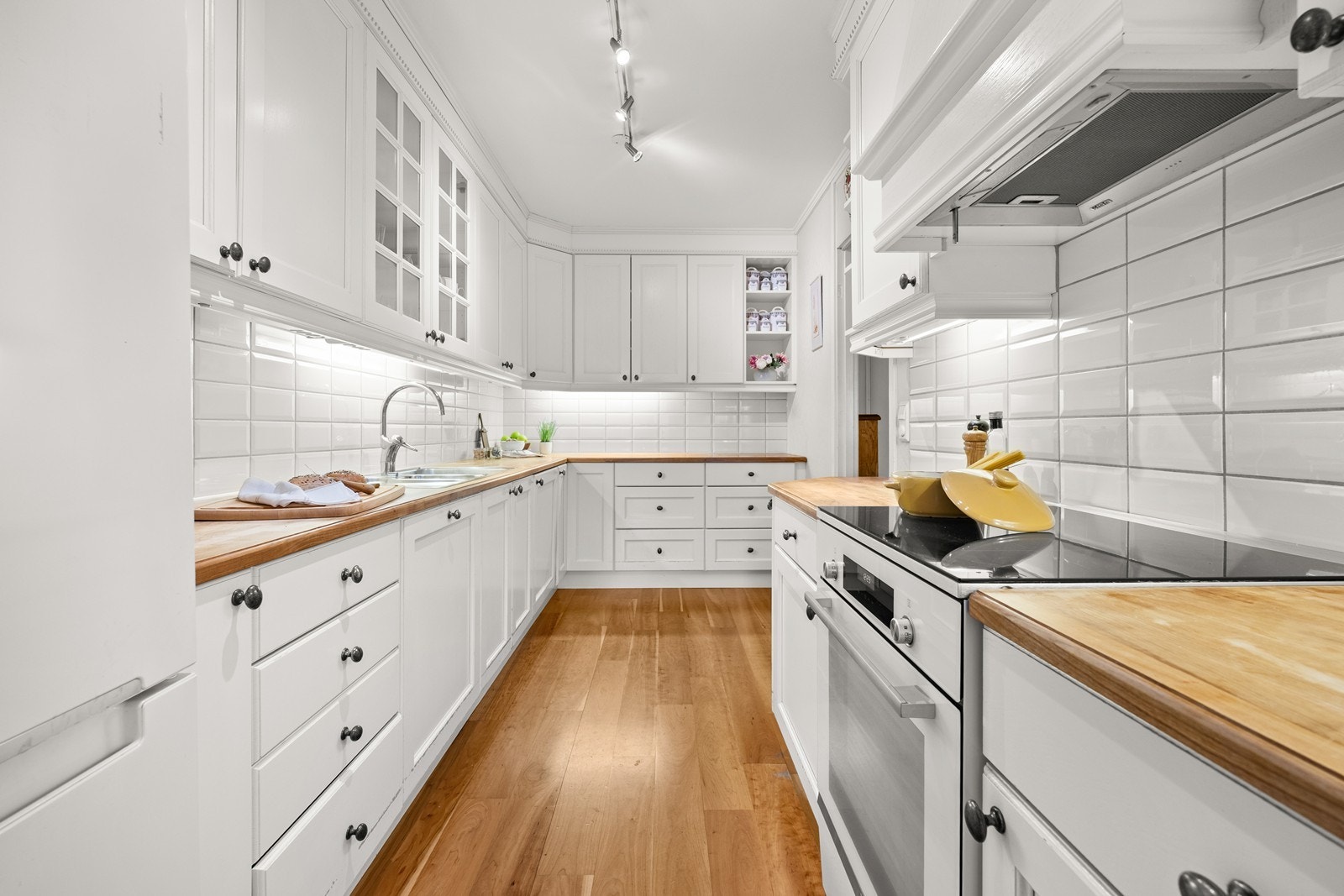 Flislagt over kjøkkenbenken gjør rengjøring enklere og beskytter veggen Galleribilde