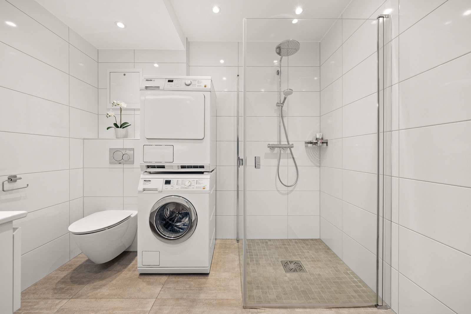 Badet i 1. etasje ble pusset opp i 2019 og har meget lekre flisvalg på gulv og vegger Galleribilde