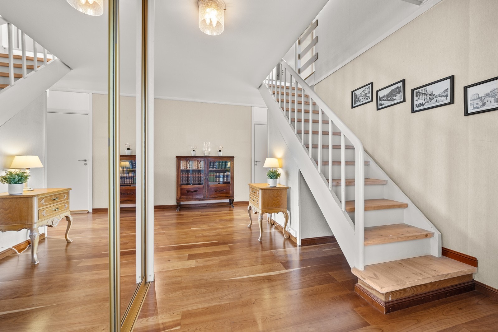 Gang med stor skyvedørsgarderobe ønsker deg velkommen inn - Ved gangen er også trappen til 2. etasje Galleribilde