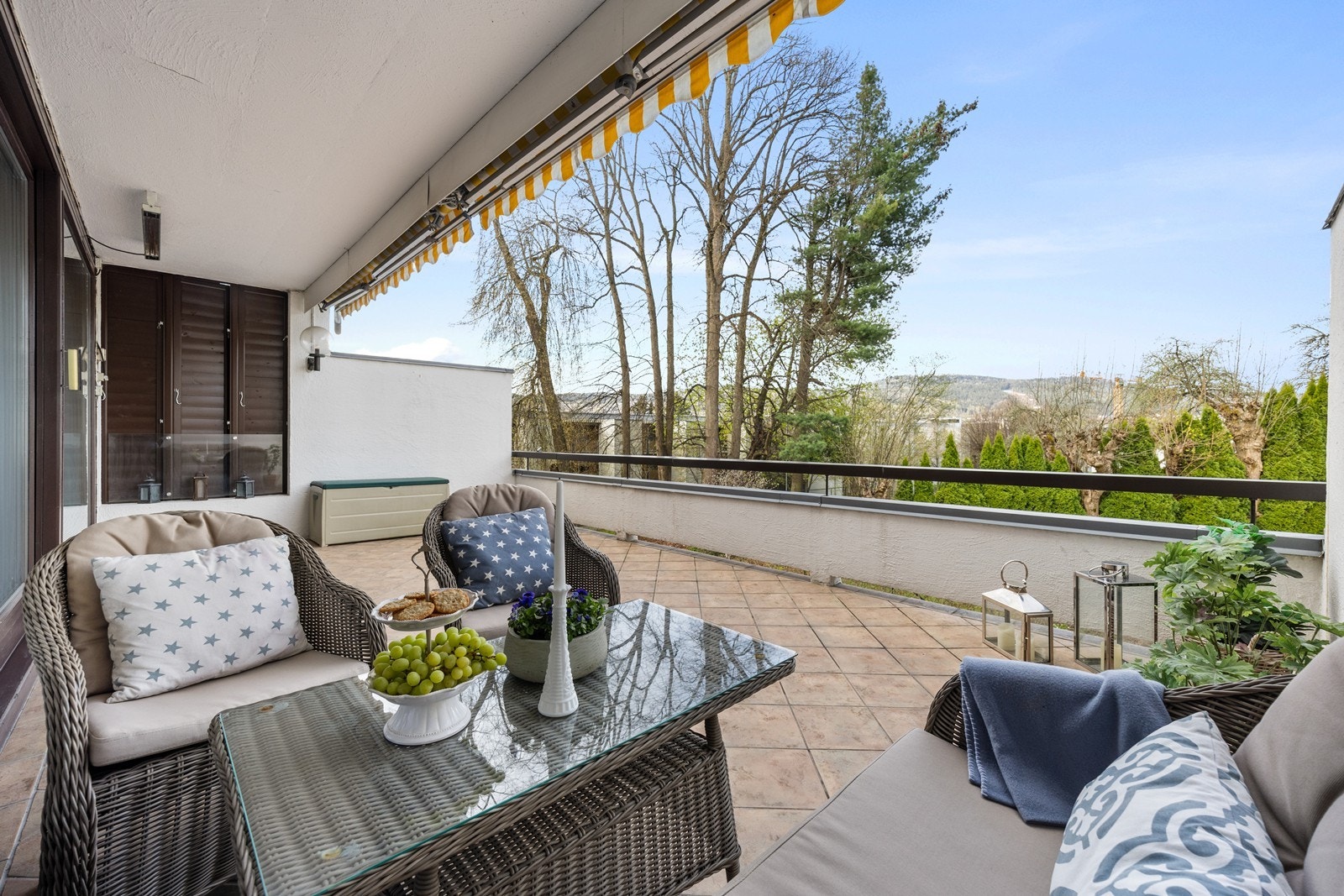 Boligen har flere uteplasser, og er gjennomgående med mye godt lys Galleribilde