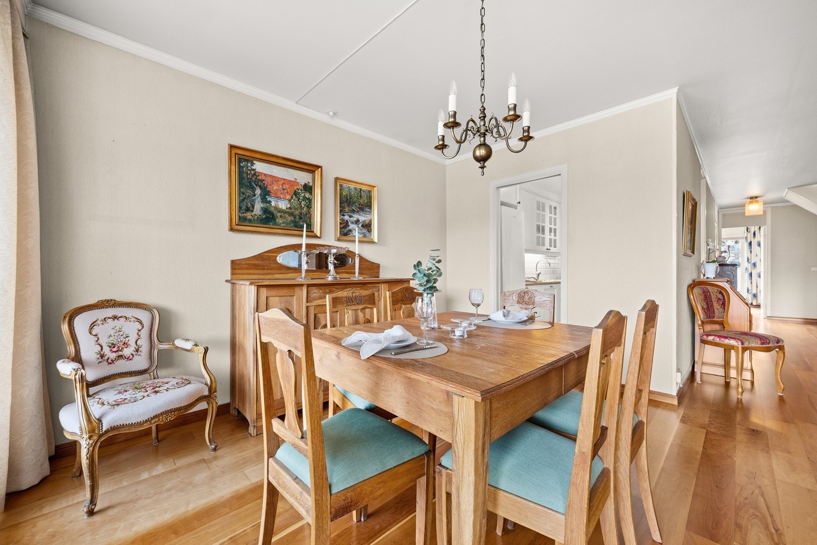 Spisestuen ligger i tilknytning til kjøkkenet Galleribilde