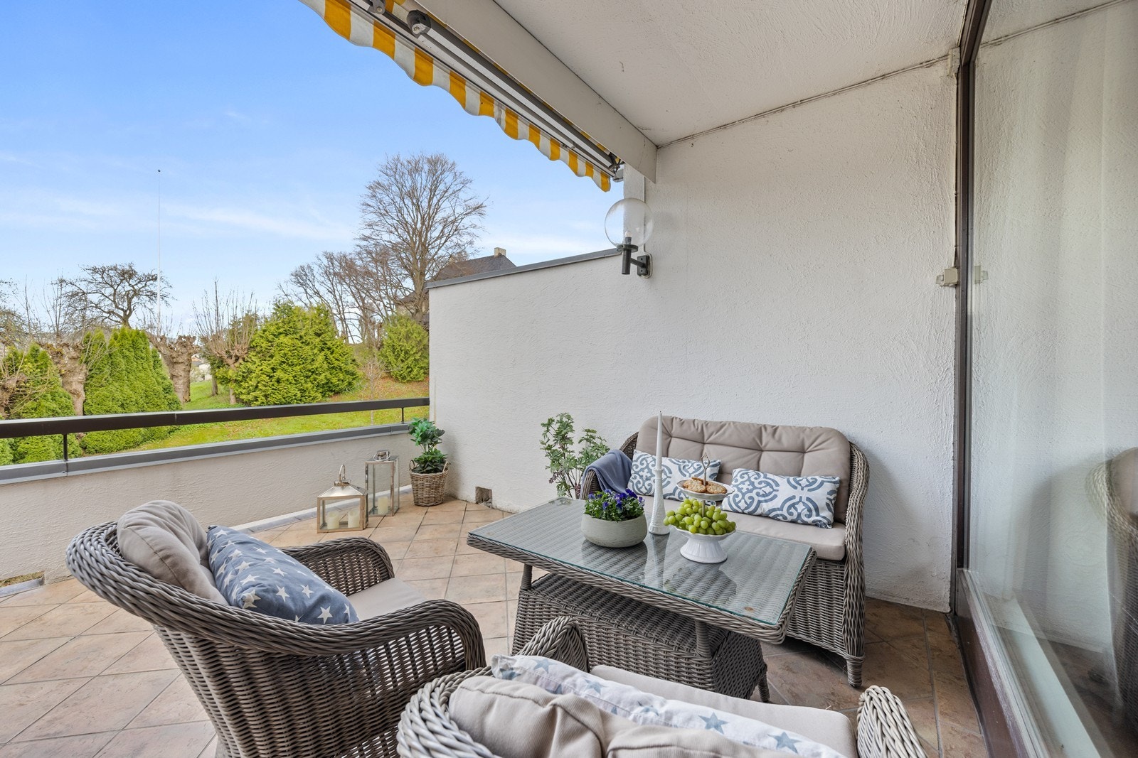 Det er også montert markise - her er det godt med kveldssol Galleribilde