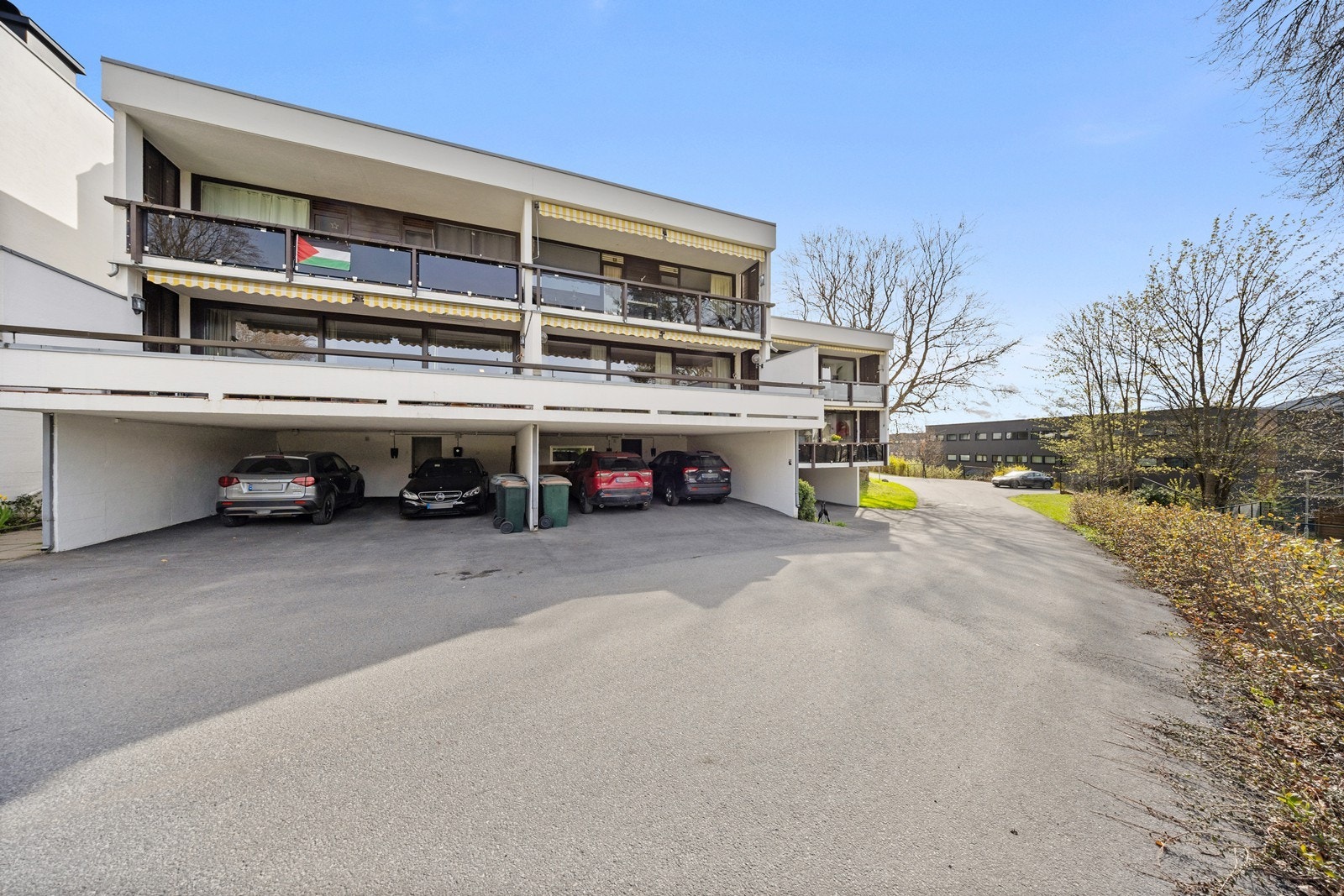 Det er også carport under verandaen hvorav en av plassene tilhører leiligheten Galleribilde