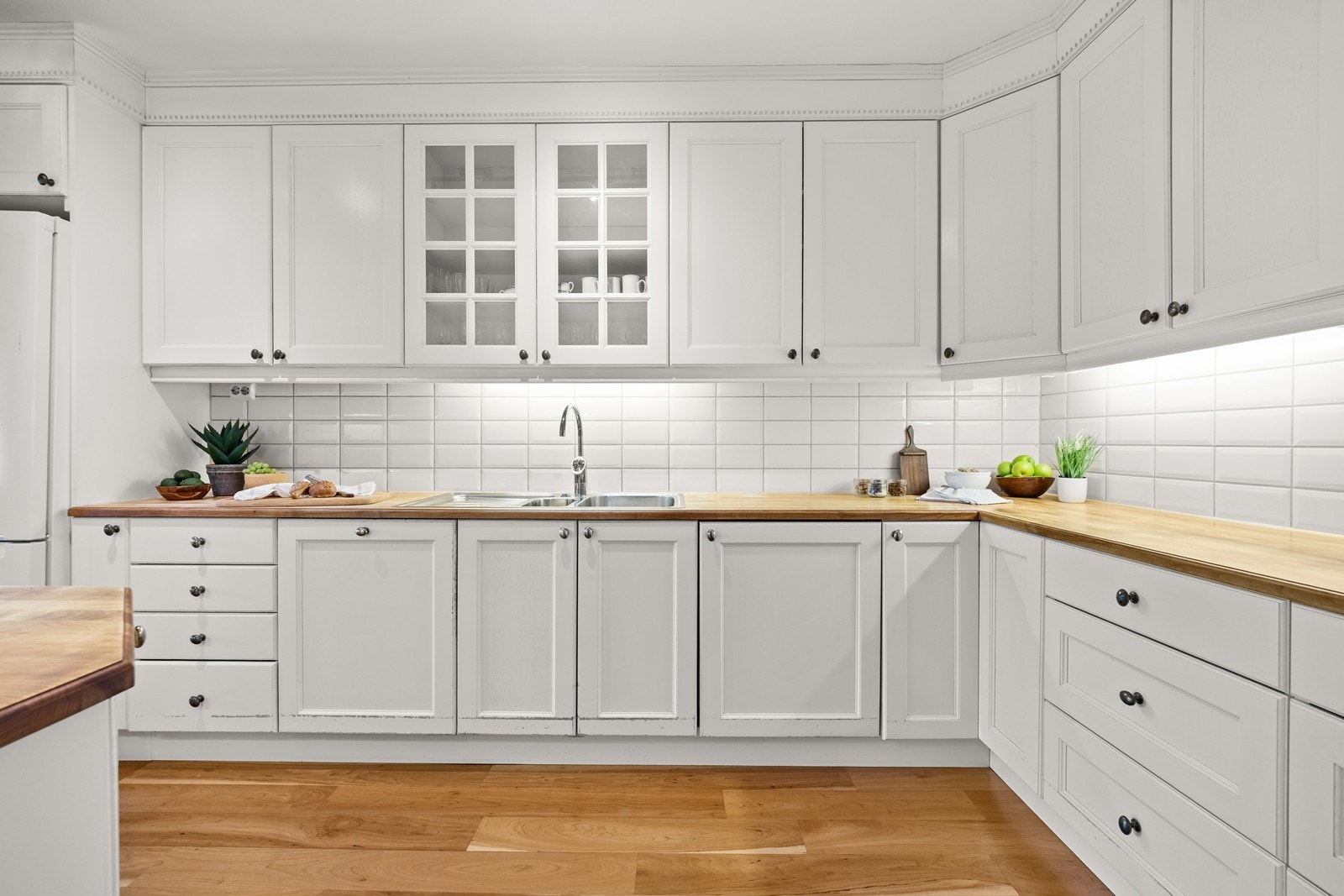 Det er meget godt med skap og benkeplass på kjøkkenet Galleribilde