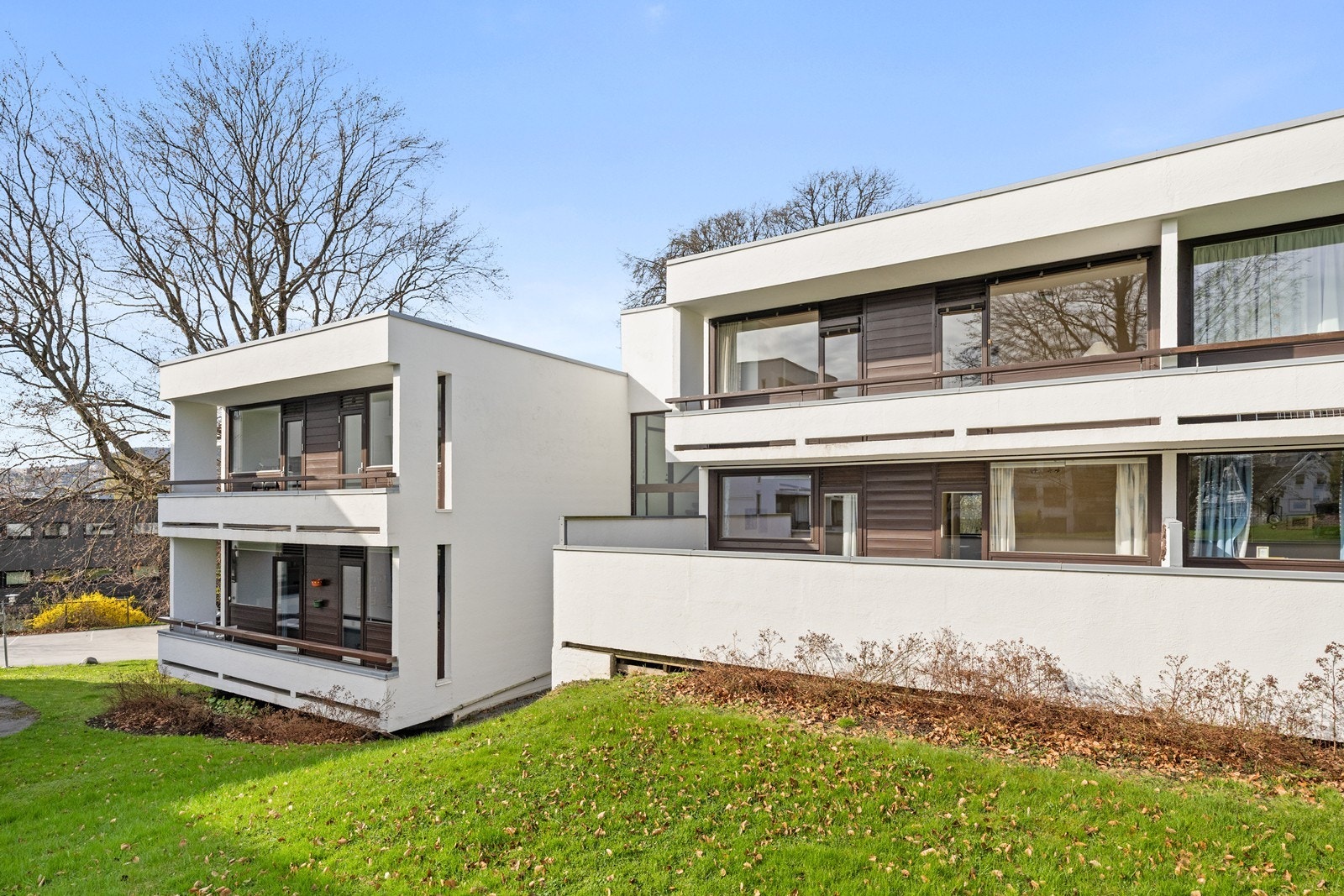 Det er balkong på begge sider av boligen som gjør det enkelt å følge solen hele dagen Galleribilde