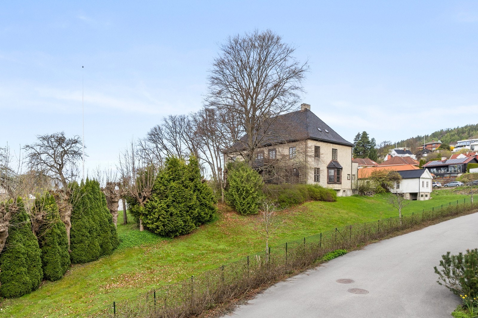 Boligen ligger i ett etablert område med mange klassiske hus Galleribilde