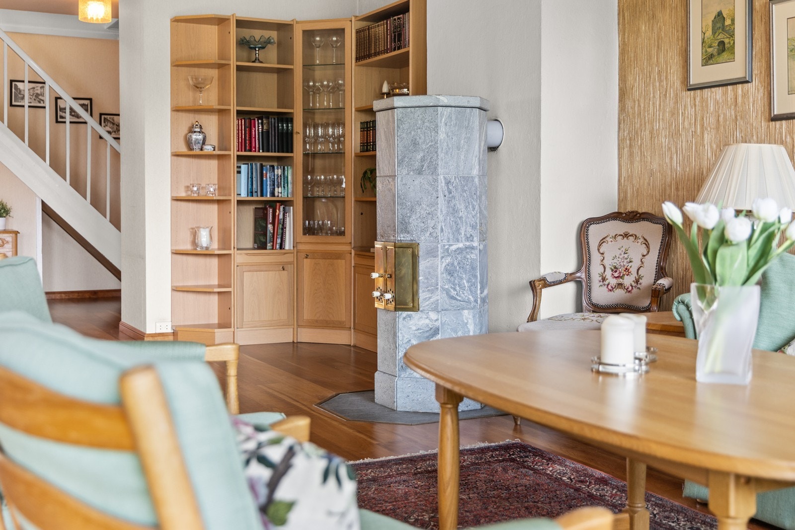 Legg merke til den lekre klebersteinsovnen som varmer meget godt på kalde dager Galleribilde