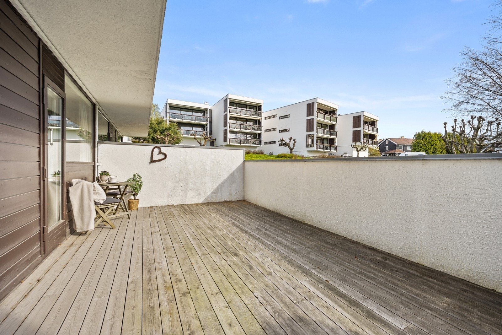 Meget romslig balkong hvor man kan nyte morgensolen og utsyn mot hyggelig bakhage Galleribilde