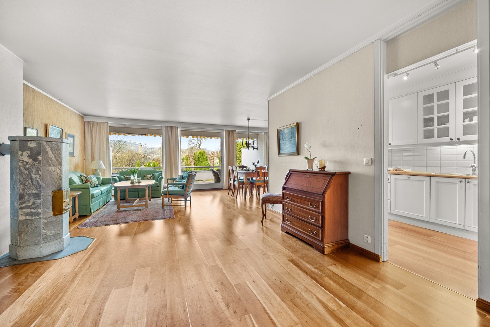 Videre inn kommer du til en romslig stueløsning med meget store vinduer som gir godt med naturlig lys inn i stuen Galleribilde