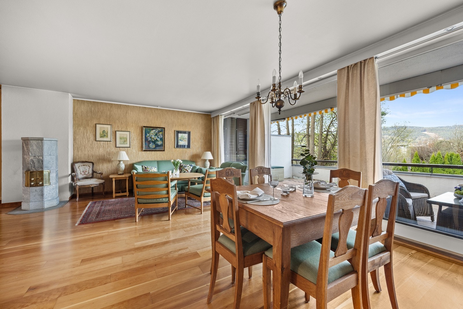 God plass for spisestue med tilhørende møblement Galleribilde