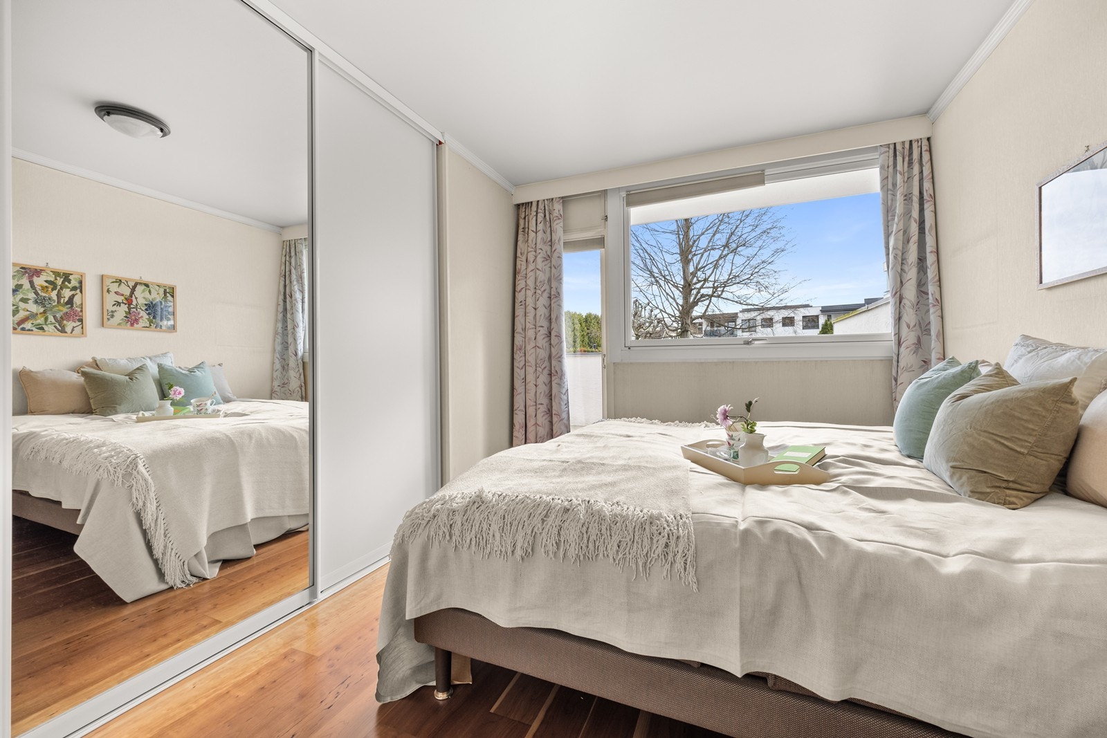 Det er montert en stor skyvedørsgarderobe med god garderobeplass Galleribilde