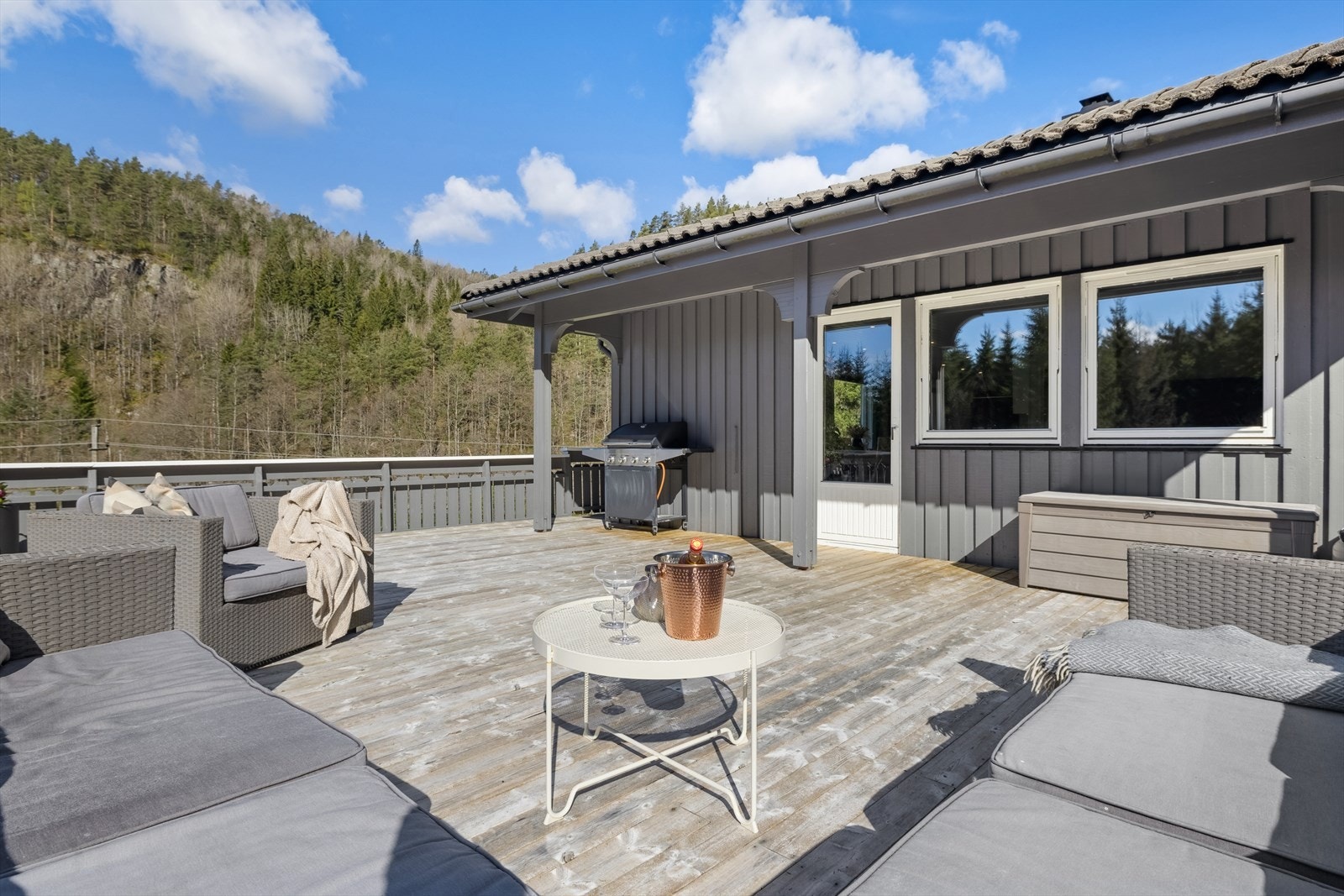 Stor solrik terrasse med god plass til sittegruppe Galleribilde