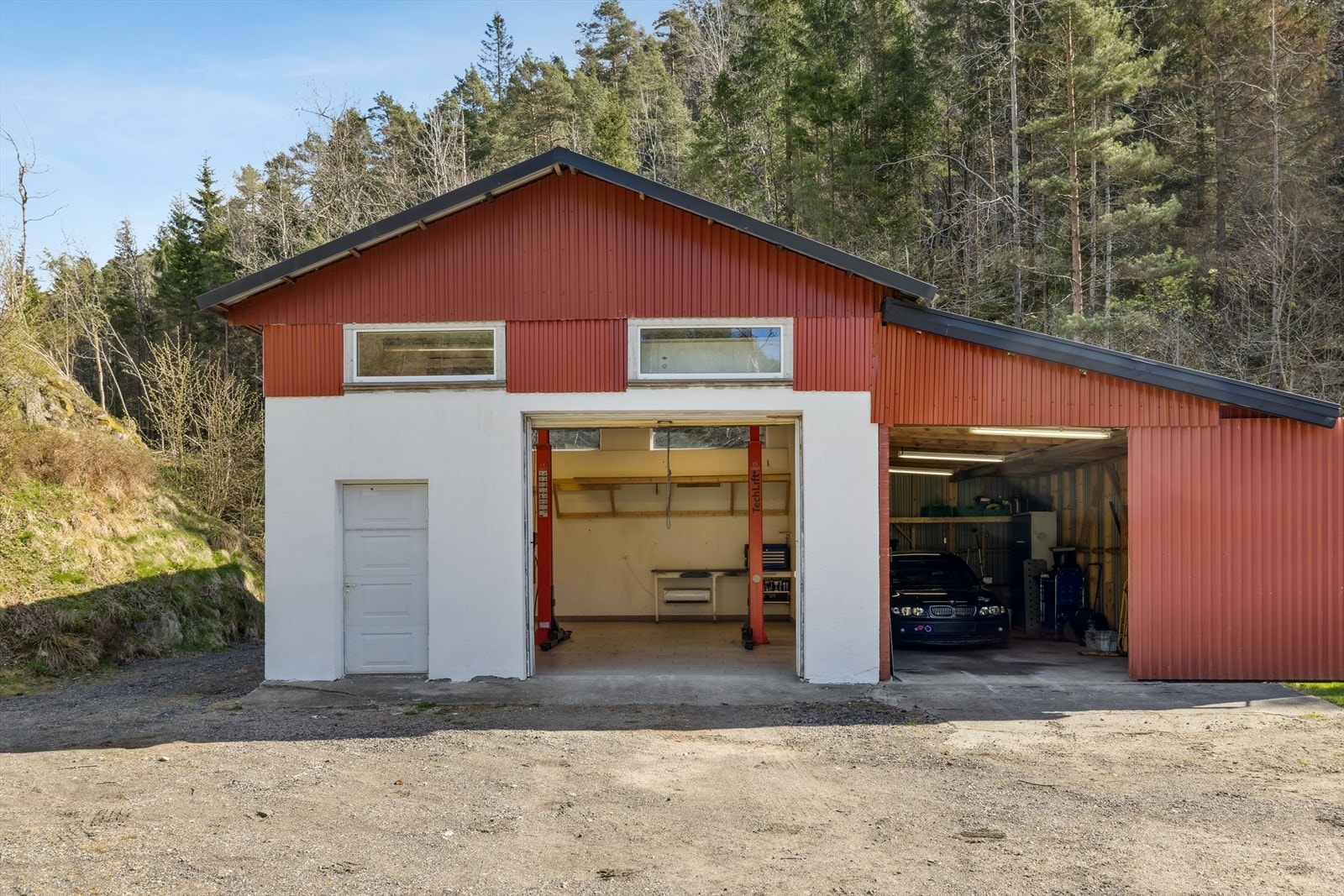 Til boligen er det en stor flott garasje med løftebukk Galleribilde