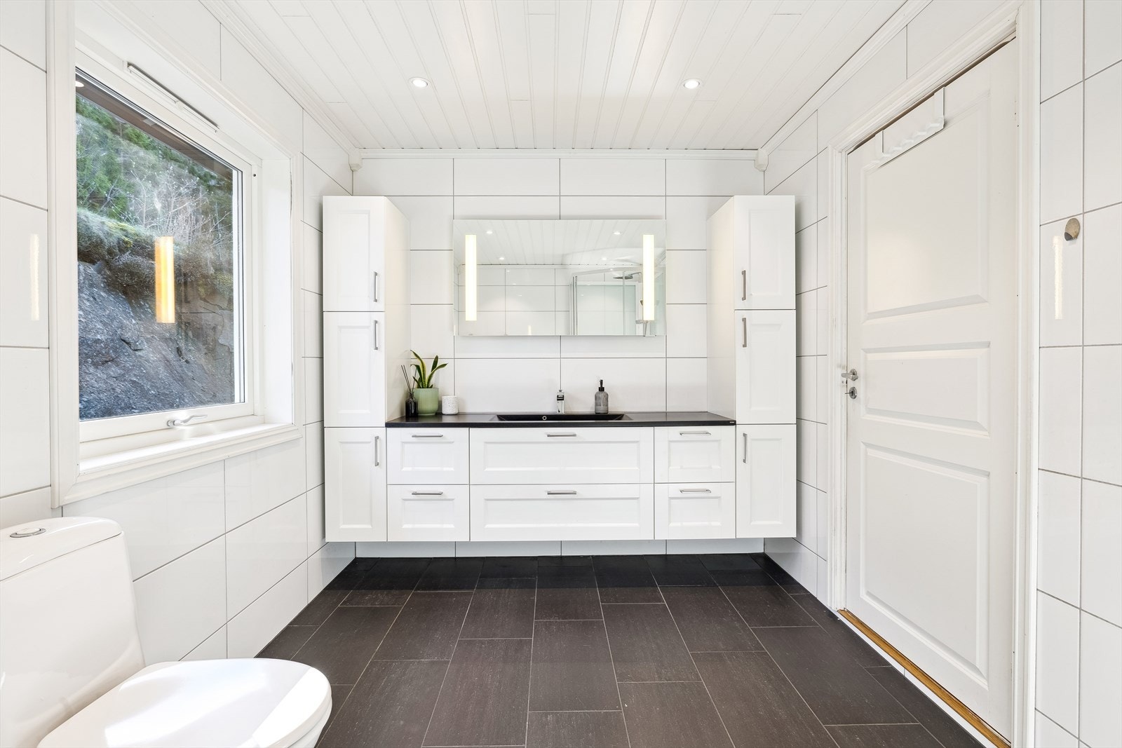Stort bad med dusj, wc og servant Galleribilde