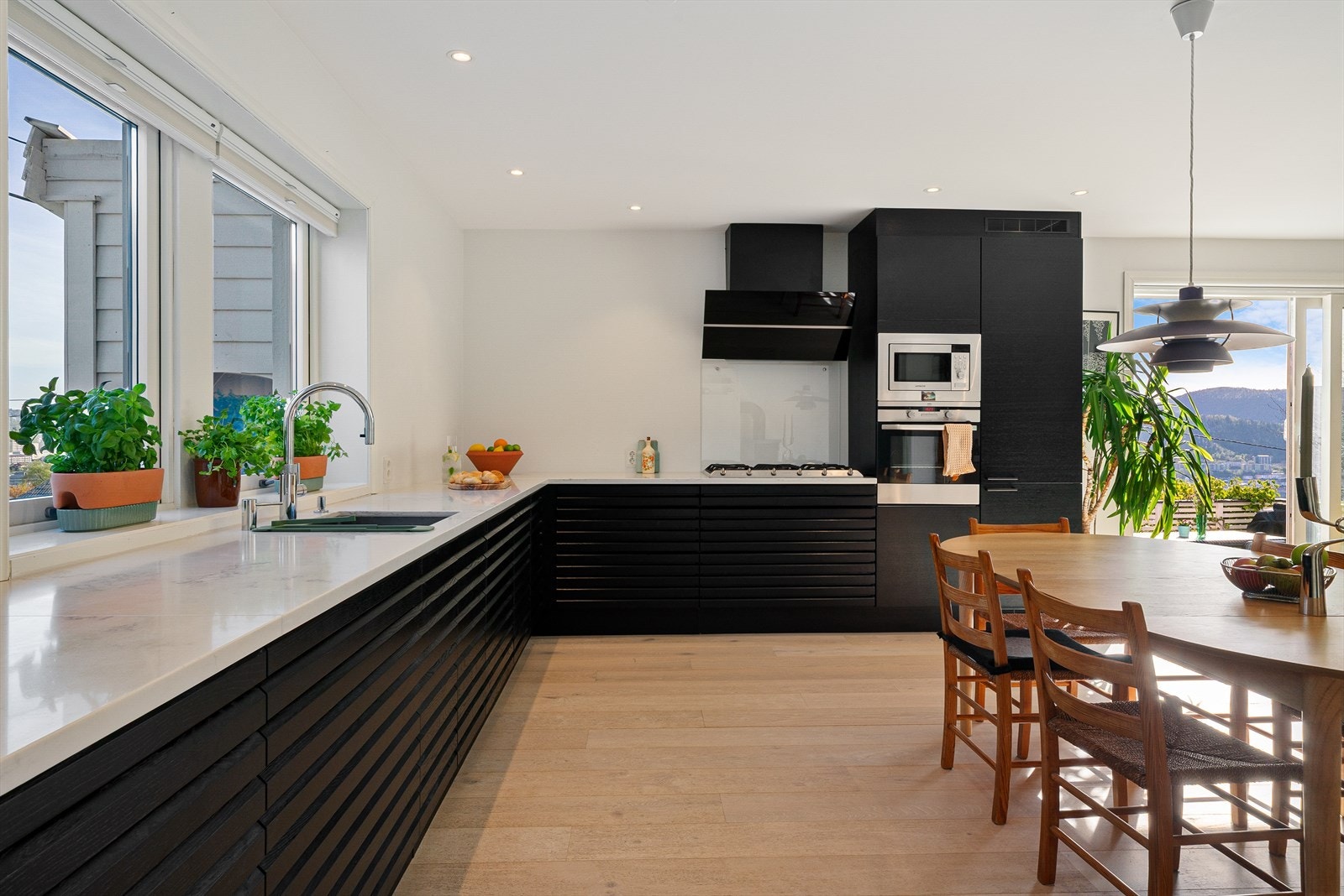 Kjøkkenet har generøse arbeidsflater med laminat benkeplate og en moderne Quooker-kran som gir kokende vann direkte. Galleribilde