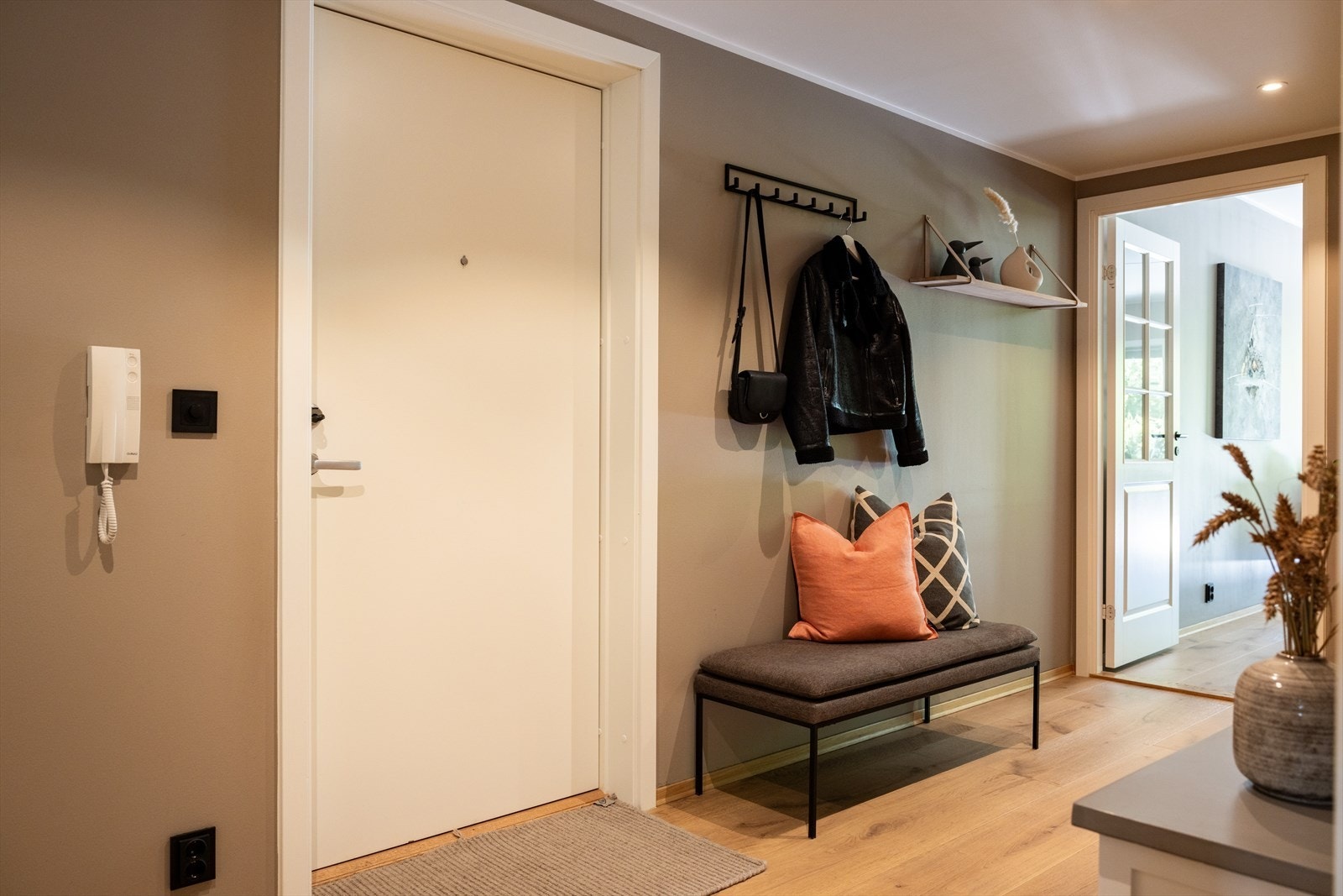 Velkommen inn! Leiligheten har en lys og åpen entré som gir et umiddelbart godt førsteinntrykk. Galleribilde