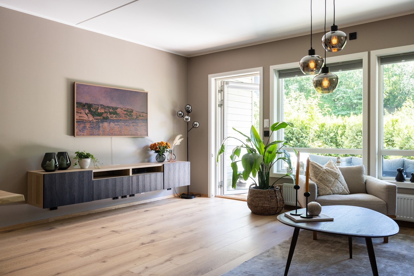 Flott en-stavs parkett på gulv, og overflatene er malt i delikate og lyse fargetoner. Galleribilde