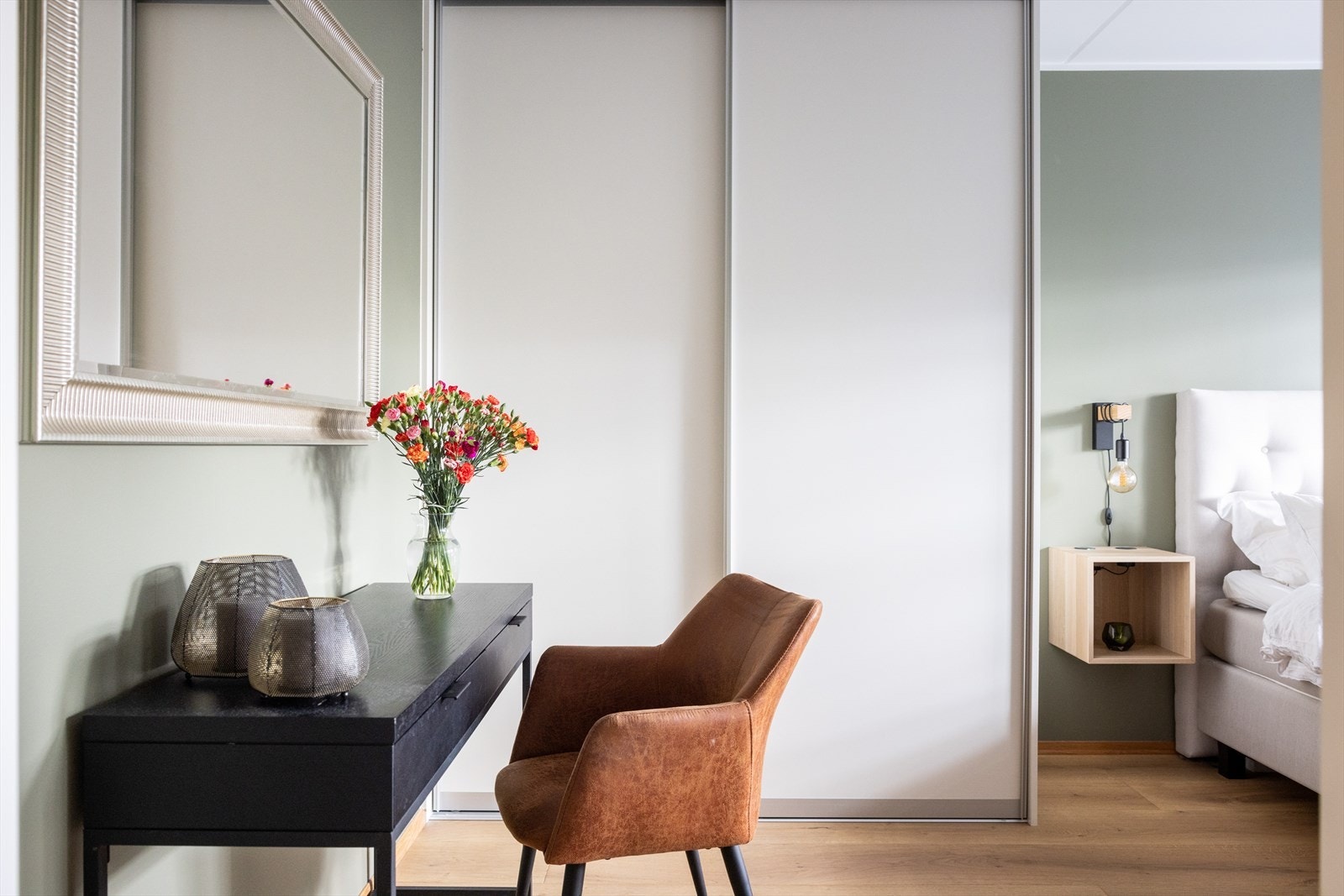 Rommet har også rikelig med oppbevaringsplass i en romslig skyvedørsgarderobe. Galleribilde
