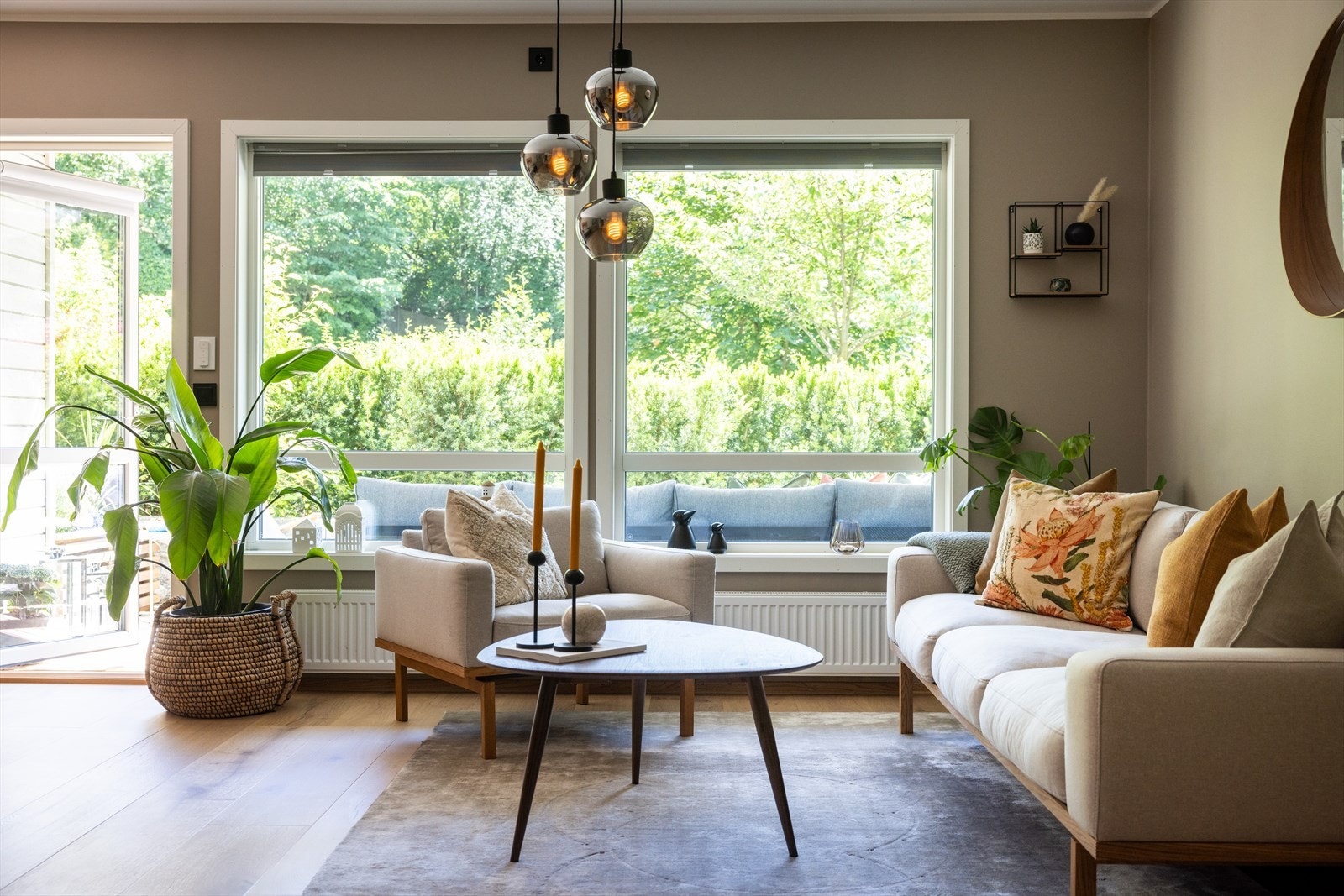 Stuen er lys og luftig med store vindusflater som sørger for rikelig med innslipp av naturlig lys. Galleribilde