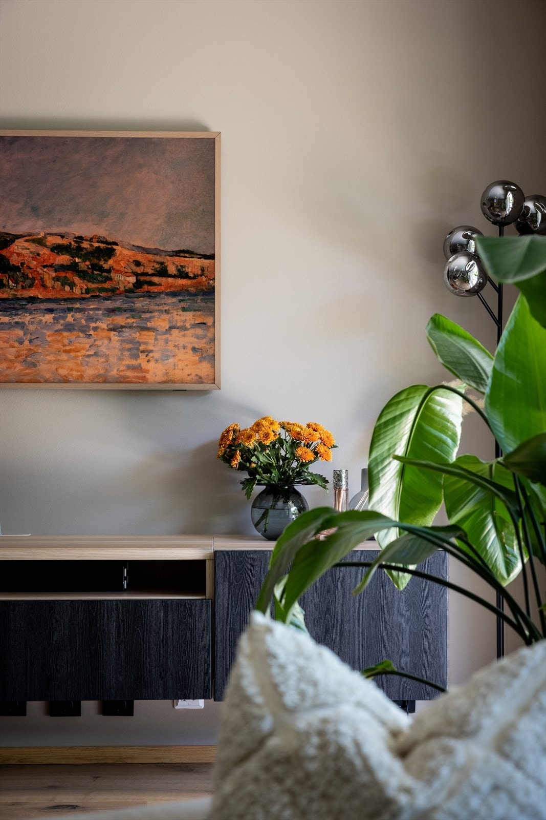 Leiligheten oppvarmes med radiatorer tilknyttet vannbåren varme. Galleribilde